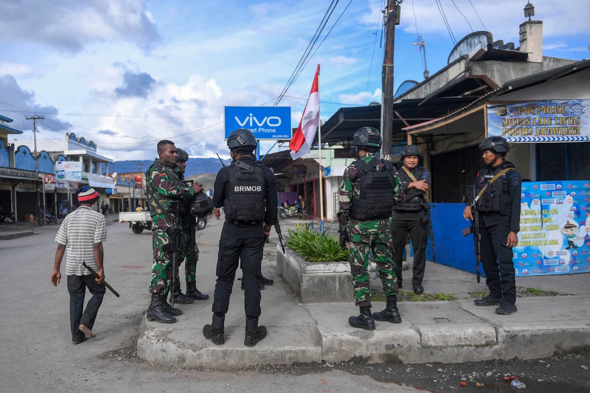 Aparat kepolisian dan TNI melakukan patroli keamanan di Papua.