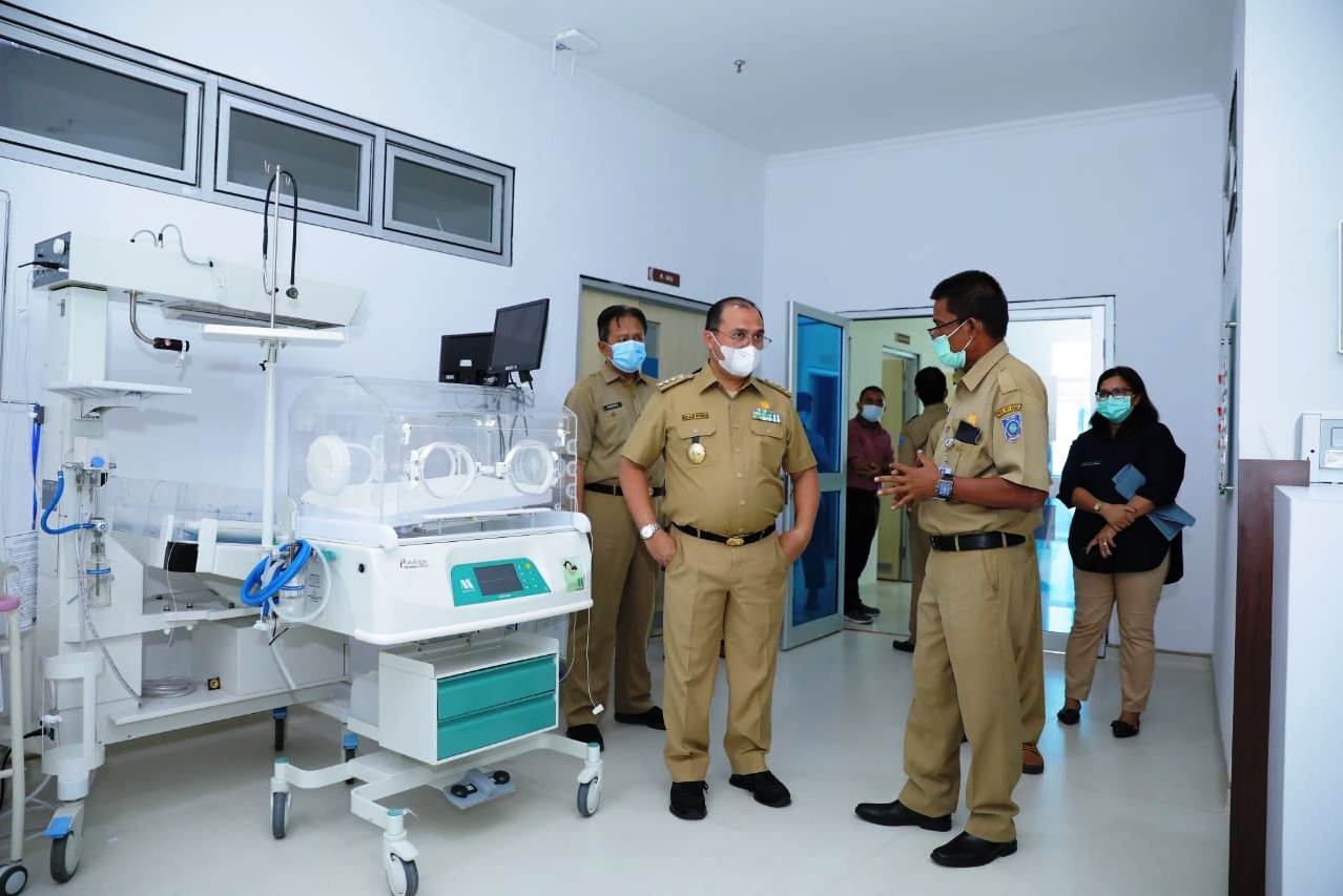 Gubernur Babel Erzaldi (kedua dari kiri) saat sidak ke RSUD Dr (HC) Ir Soekarno.