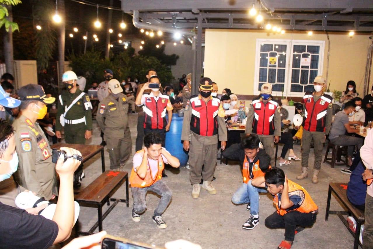 Ilustrasi razia prokes di tempat hiburan malam.