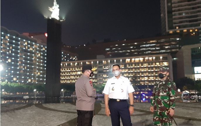 Gubernur DKI Jakarta Anies Baswedan (tengah) berada di Bundaran Hotel Indonesia, Jakarta, Rabu (12/5) malam.