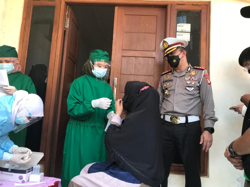 Polisi Tandai Rumah Pemudik di Kampung Makasar dengan Stiker