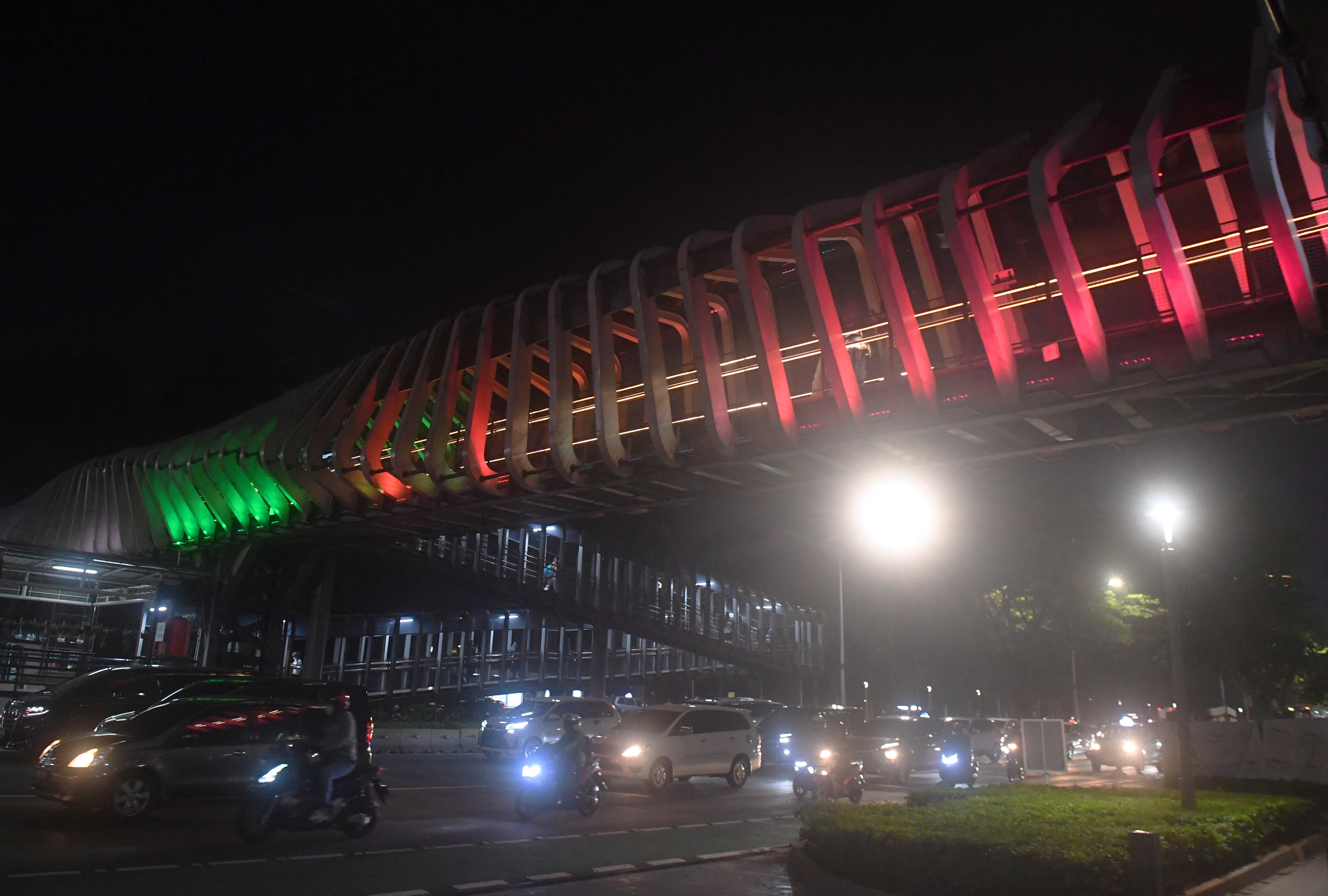 Jembatan penyebrangan orang (JPO) Gelora Bung Karno berhias lampu berwarna bendera Palestina di Jakarta.