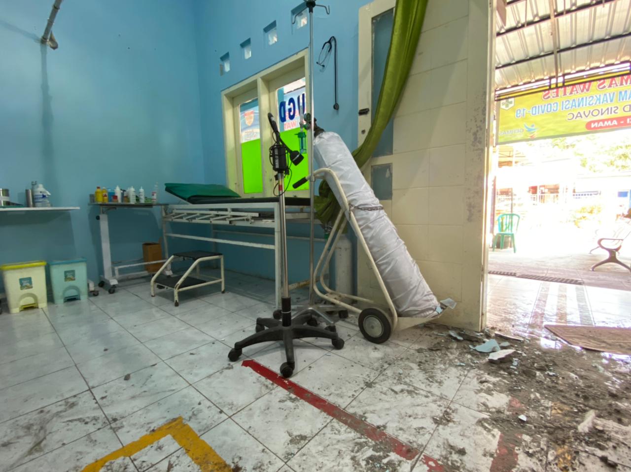 Kondisi ruang unit gawat darurat di Puskesmas Wates Blitar usai terdampak gempa magnitudo 5,9, Sabtu (22/5).