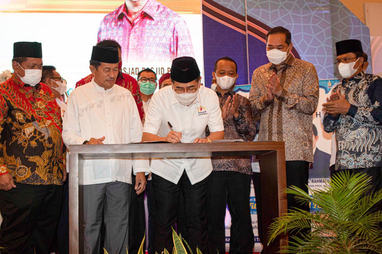 Calon Ketua Kadin Arsjad Rasjid menandatangani dukungan dari Kadin Sulteng
