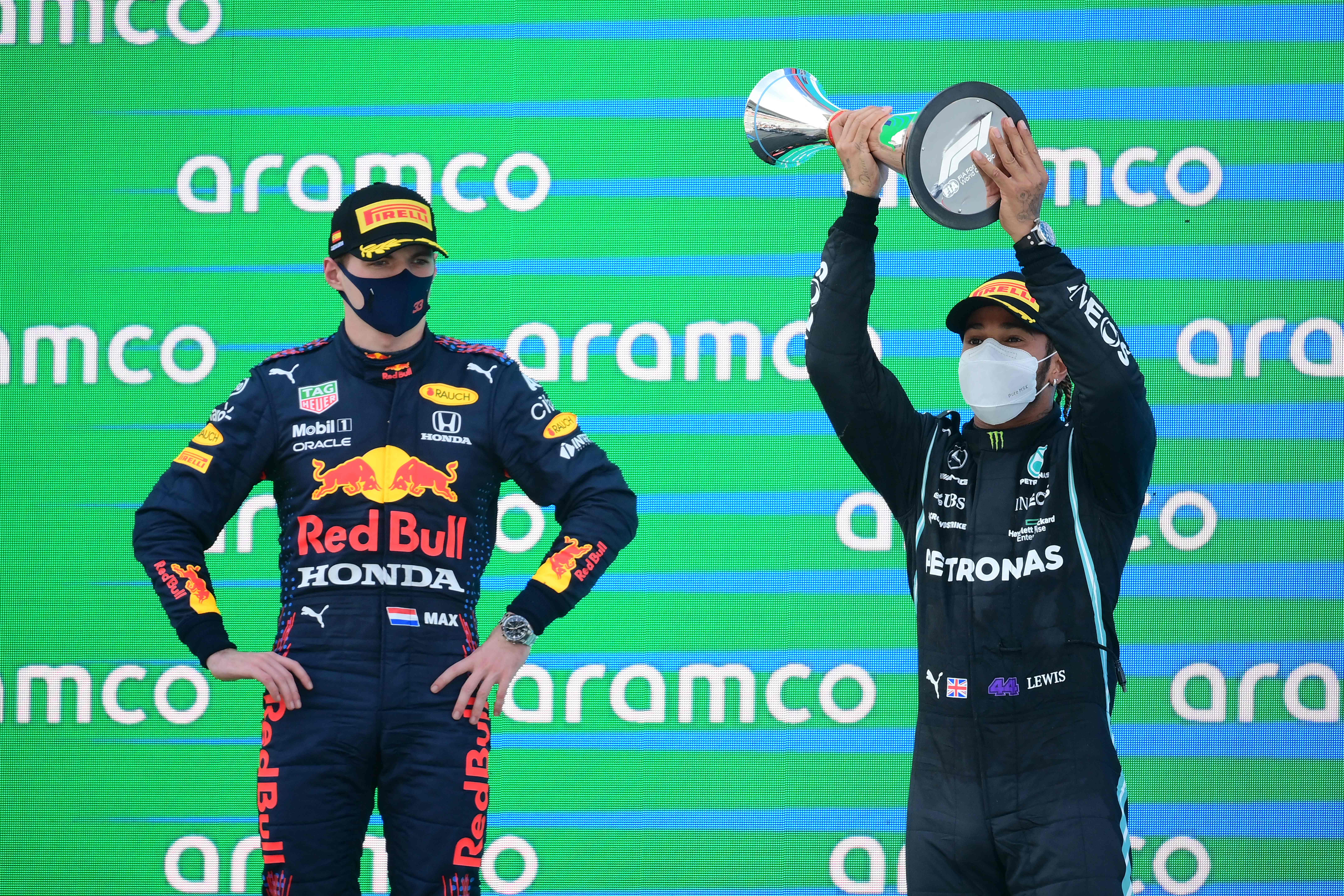 Pembalap Mercedes Lewis Hamilton (kanan) dan pembalap Red Bull Max Verstappen di atas podium GP Spanyol.