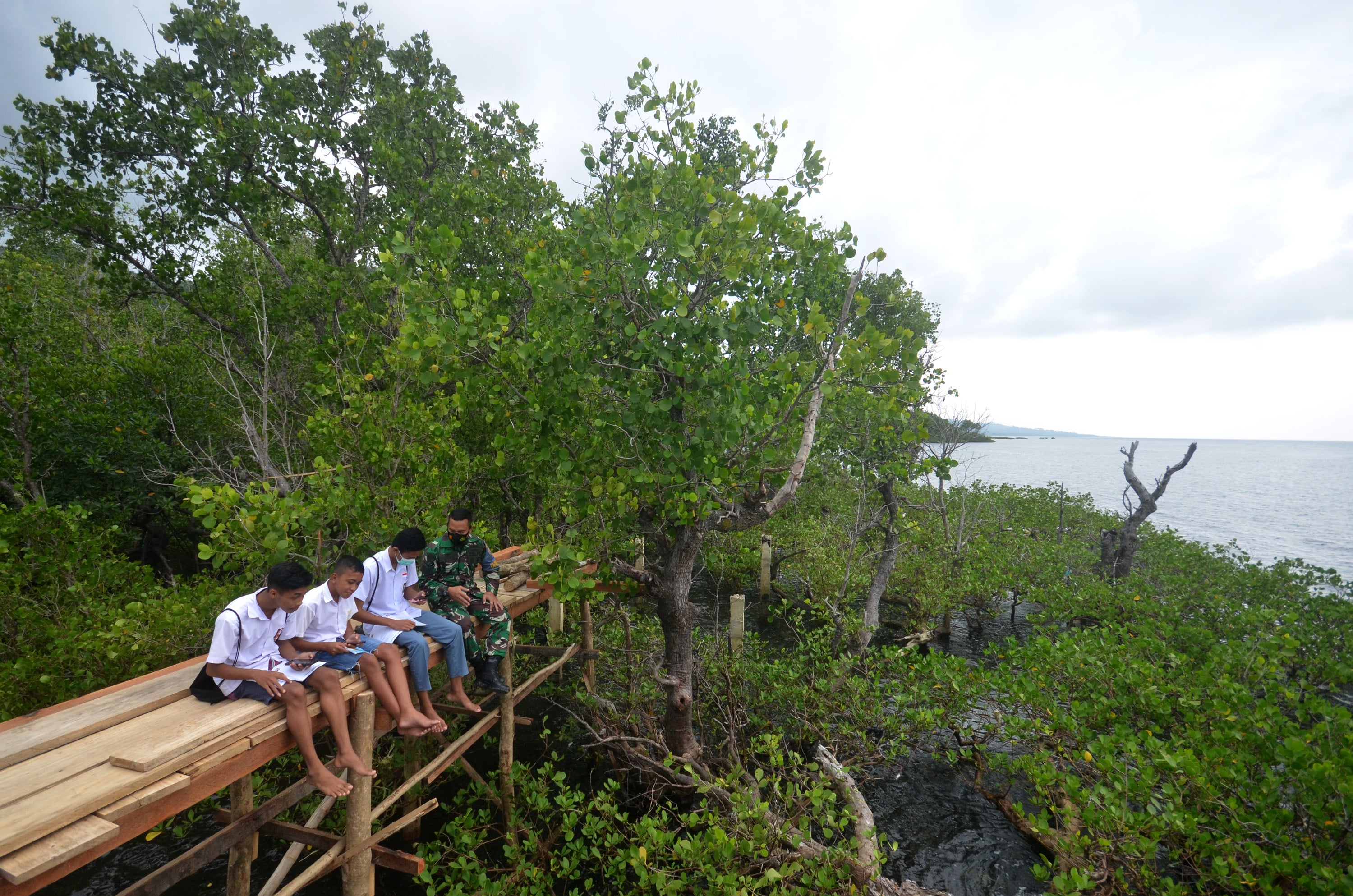 Sejumlah siswa belajar secara daring di Desa Budo, Minahasa Utara, Sulawesi Utara