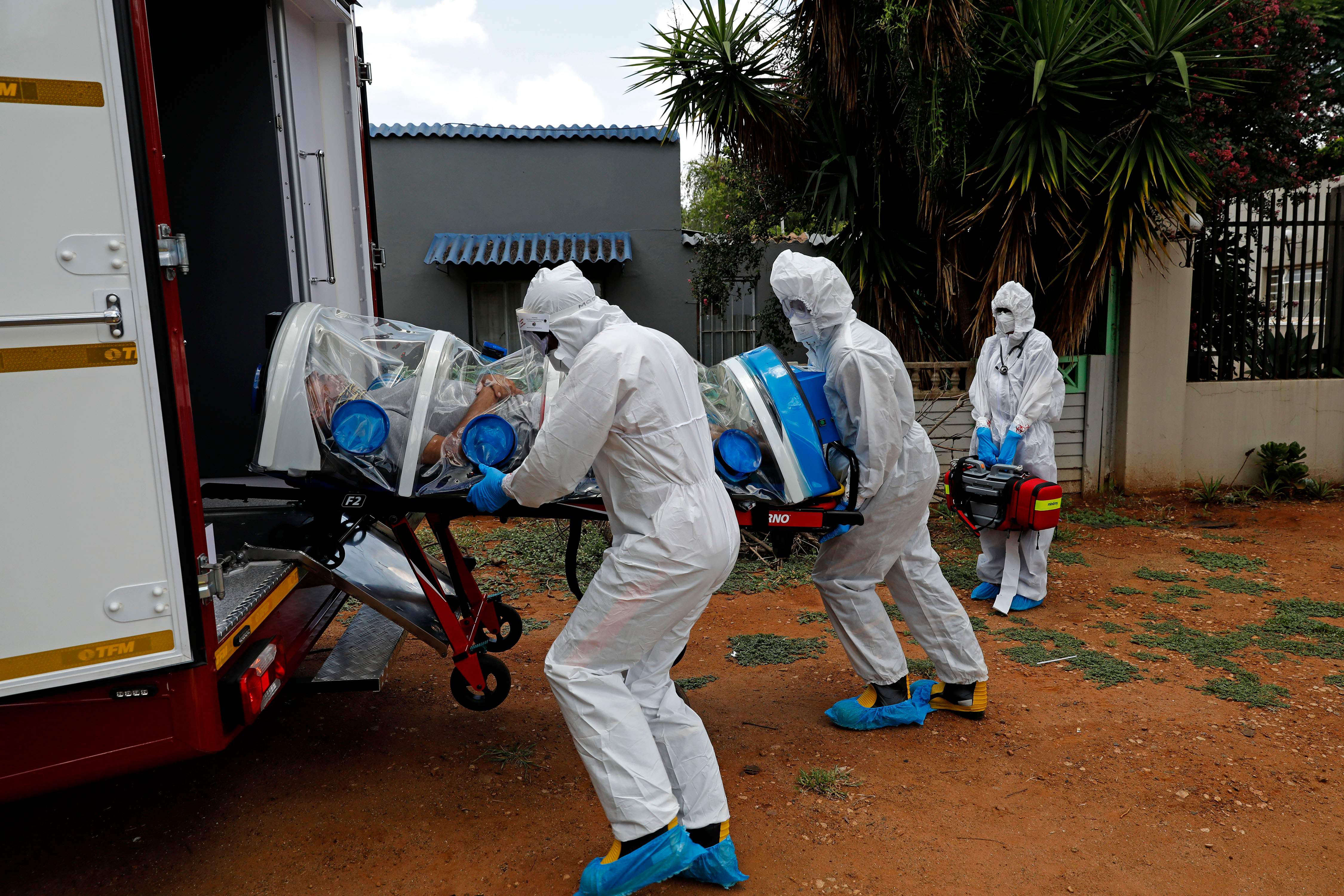 Petugas mengevakuasi pasien covid-19 di Pretoria, Afrika Selatan.