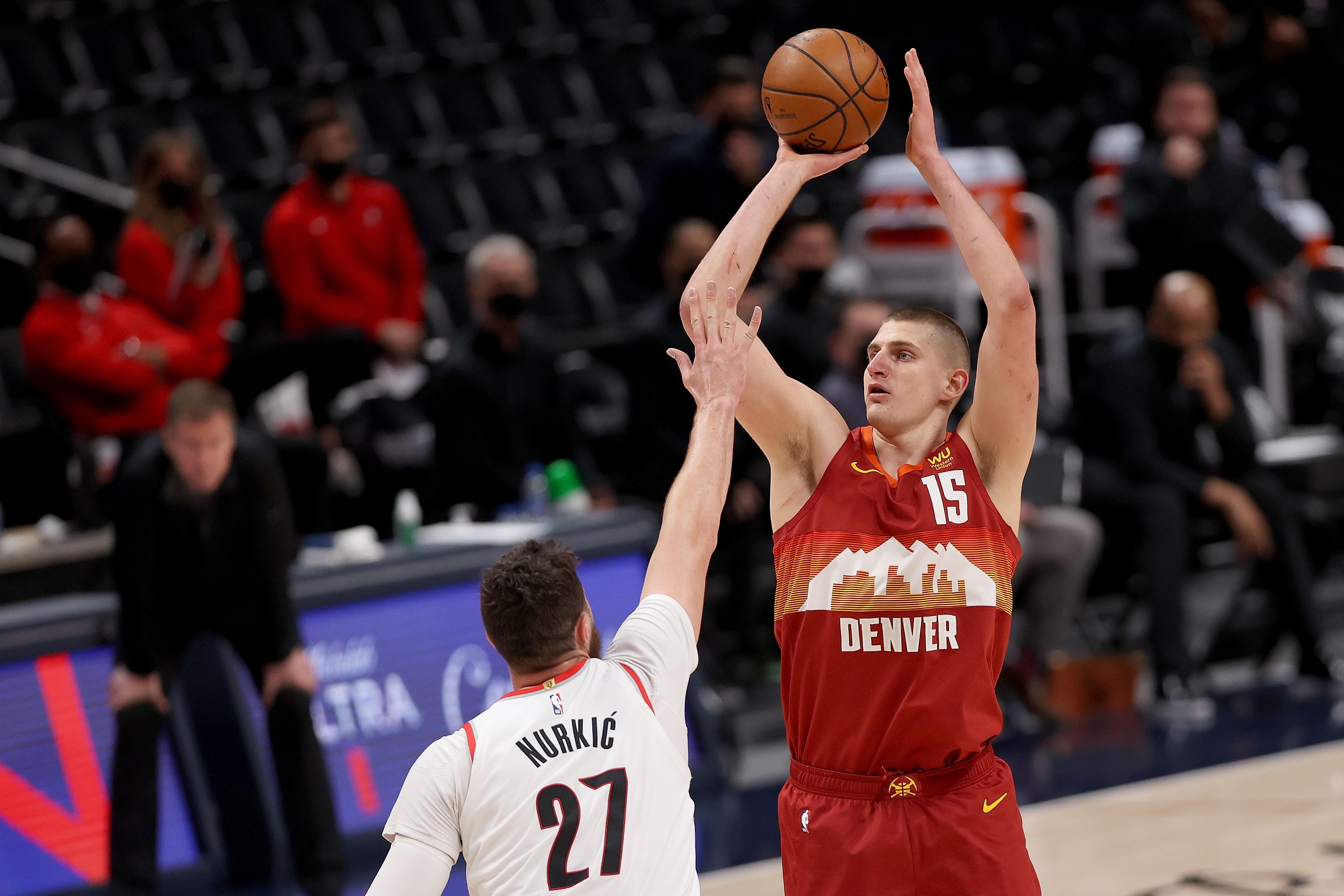 Nikola Jokic (kanan) dari Denver Nuggets siap melakukan tembakan dengan dihalangi Jusuf Nurkic dari Portland Trail Blazers.