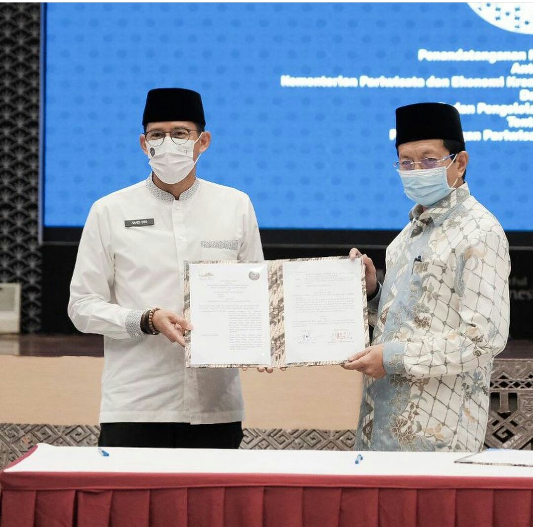 Menparekraf Sandiaga Salahuddin Uno bersama Imam Besar Masjid Istiqlal KH Nasaruddin Umar usai menandatangani MoU wisata halal, Rabu (5/5).