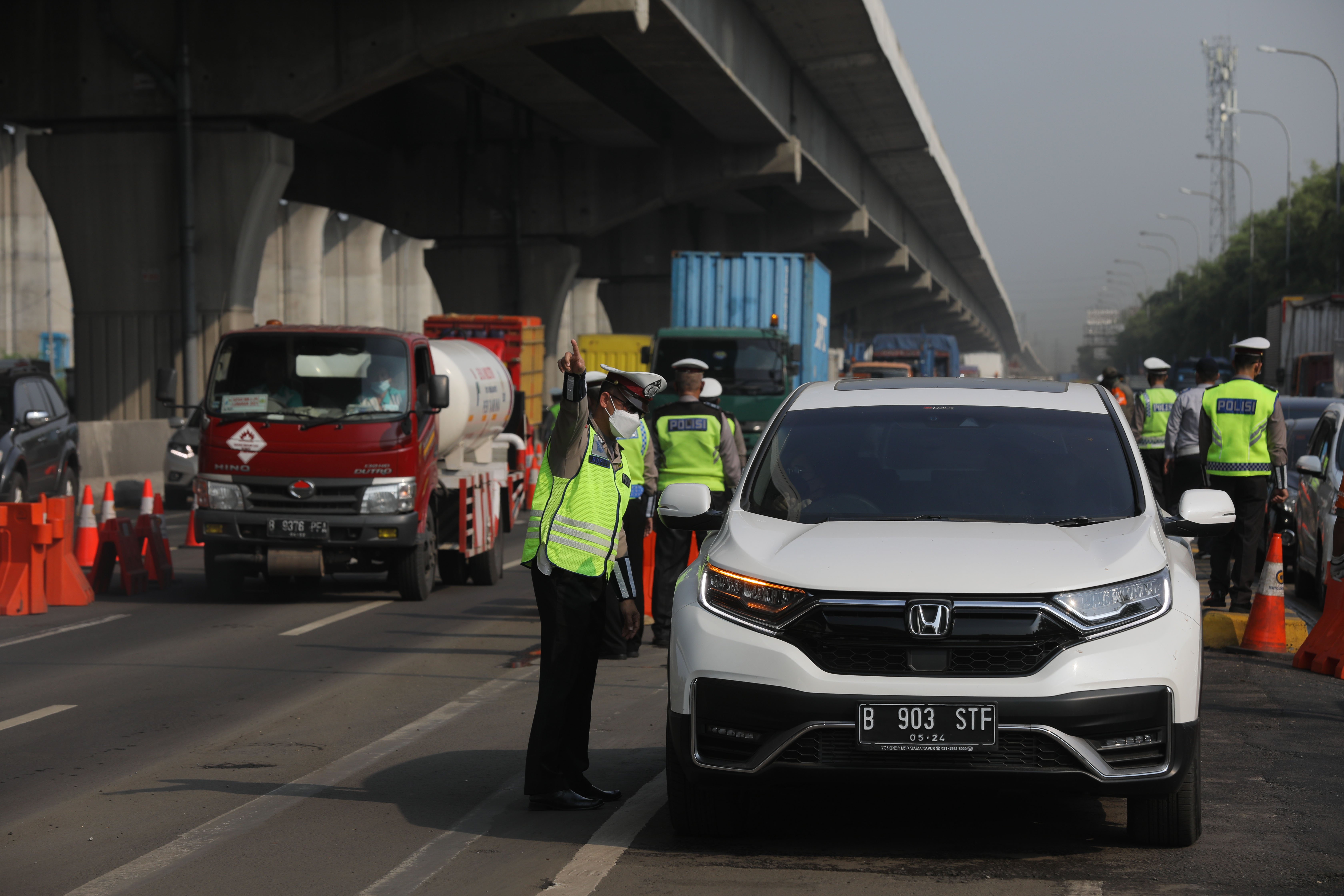 Polisi Putar Balikkan 1.070 Kendaraan di Dua Gerbang Tol