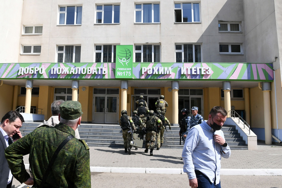 Petugas keamanan melakaukan penjagaan di sebuah sekolah Nomor 175 di Kazan, Rusia usai terjadi serangan bersenjata di sekolah tersebut. 