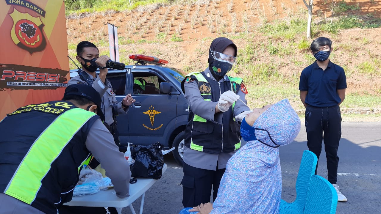 Pelayanan swab antigen untuk pelaku perjalanan khusus disediakan oleh Polres Tasikmalaya Kota di Pos Penyekatan Gentong, Tasikmalaya.