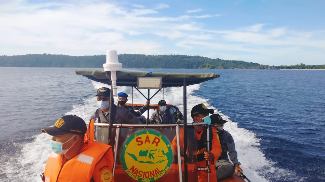 Tim SAR melakukan pencarian Dedi Hidayat, penumpang KM Karya Indah, yang dilaporkan hilang