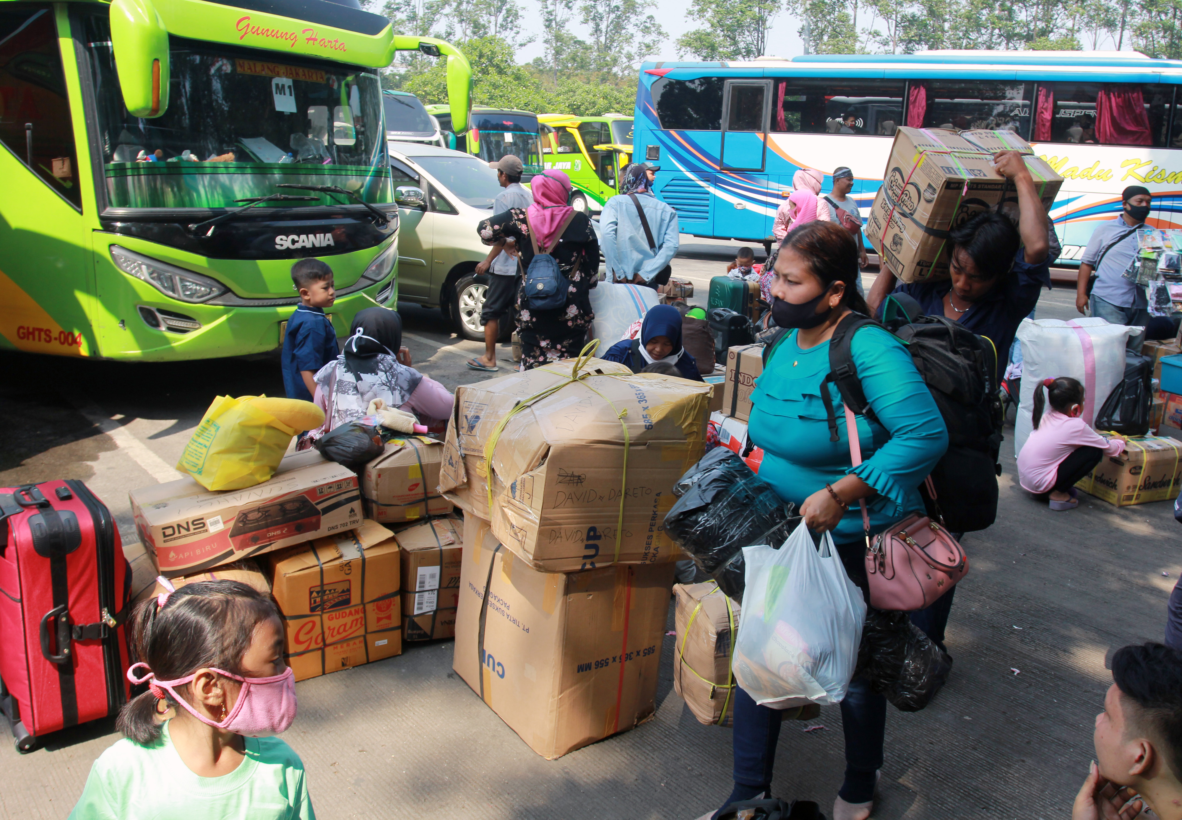 Aktivitas mudik di terminal bis