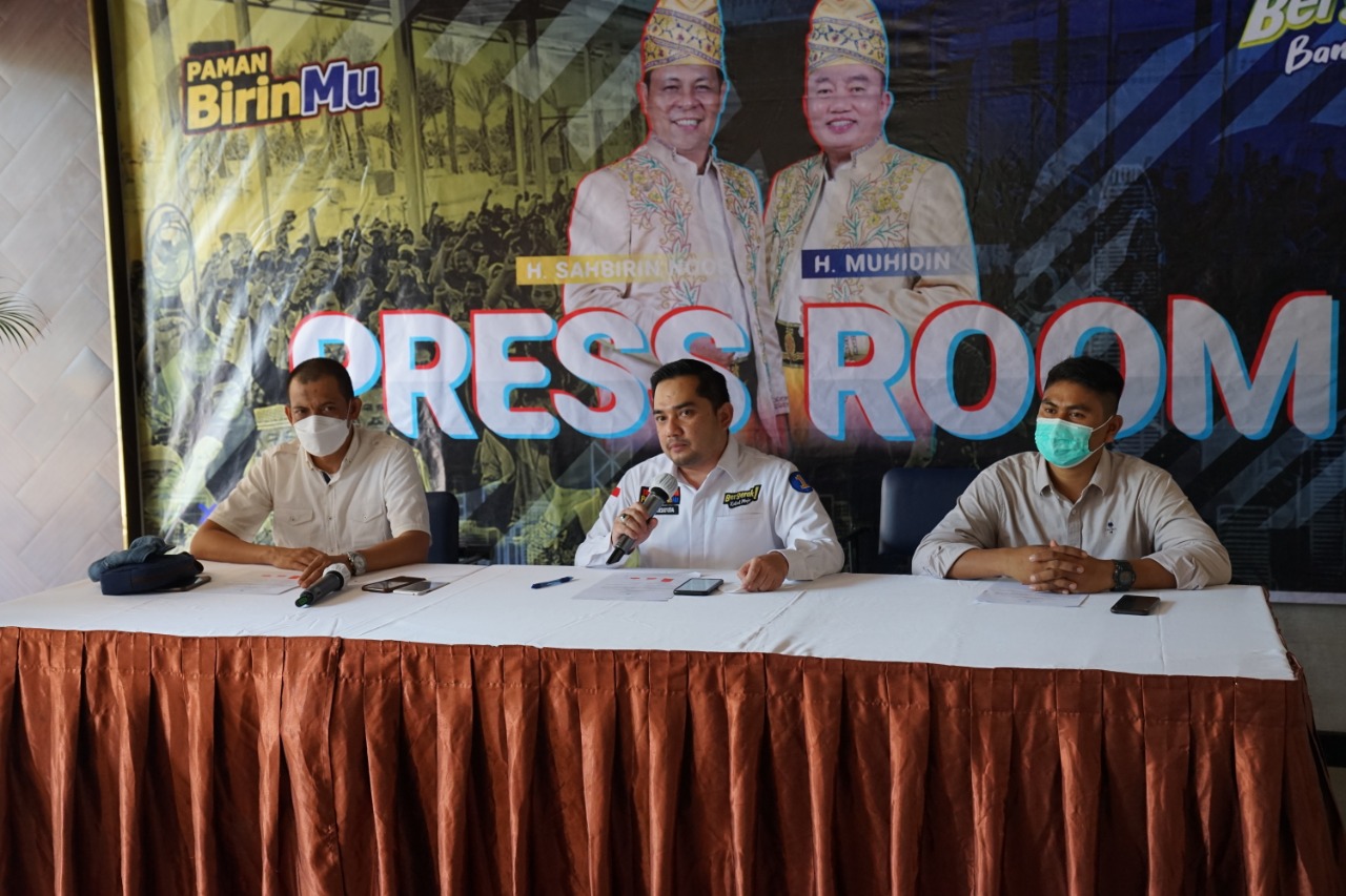 Ketua Tim Pemenangan Birinmu, M Rifqinizamy Karsayuda, saat menyampaikan hasil survei Charta Politika, di Banjarmasin, Rabu (26/5).