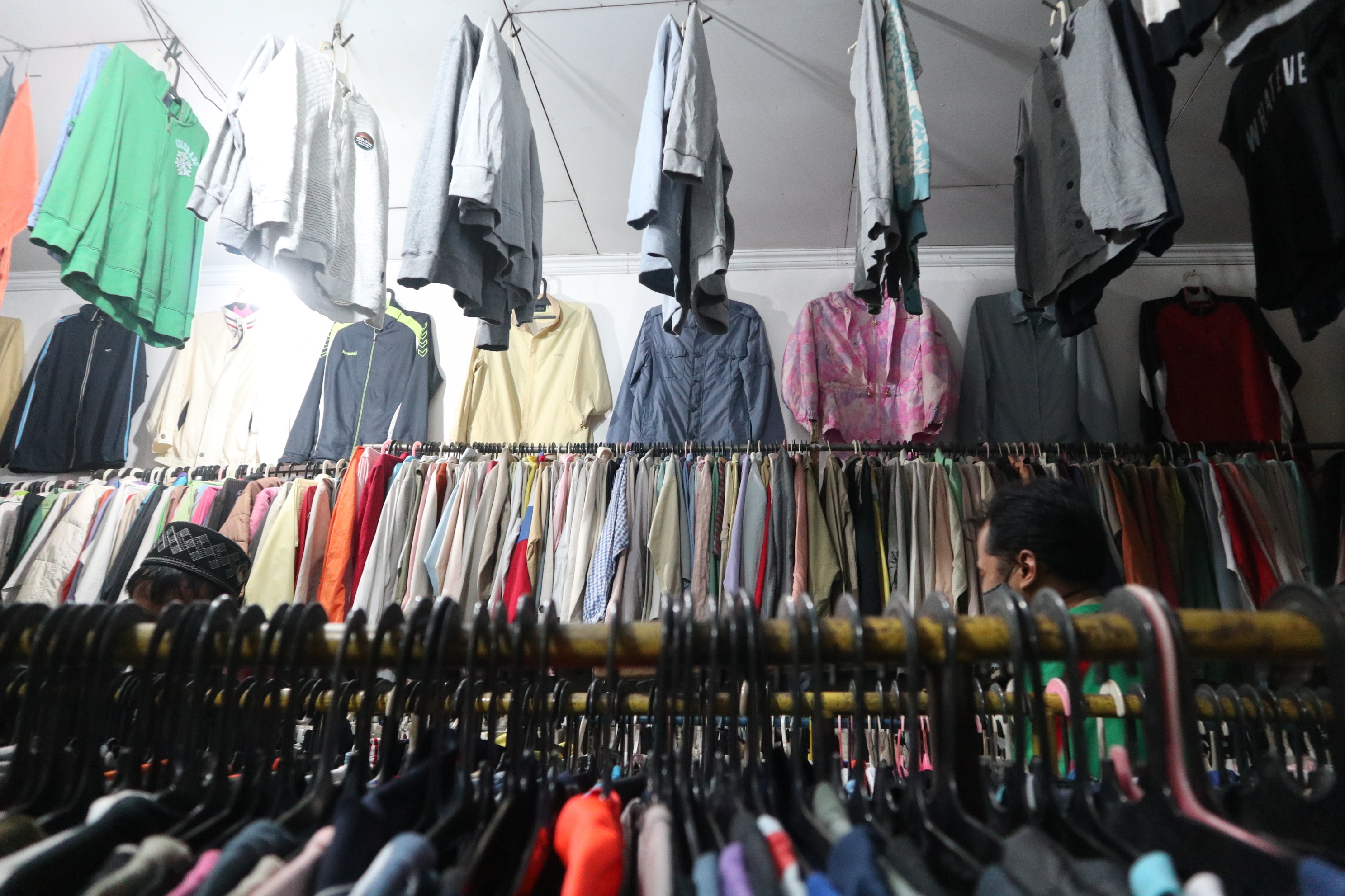 Salah satu toko pakaian bekas di Temanggung, Jawa Tengah.