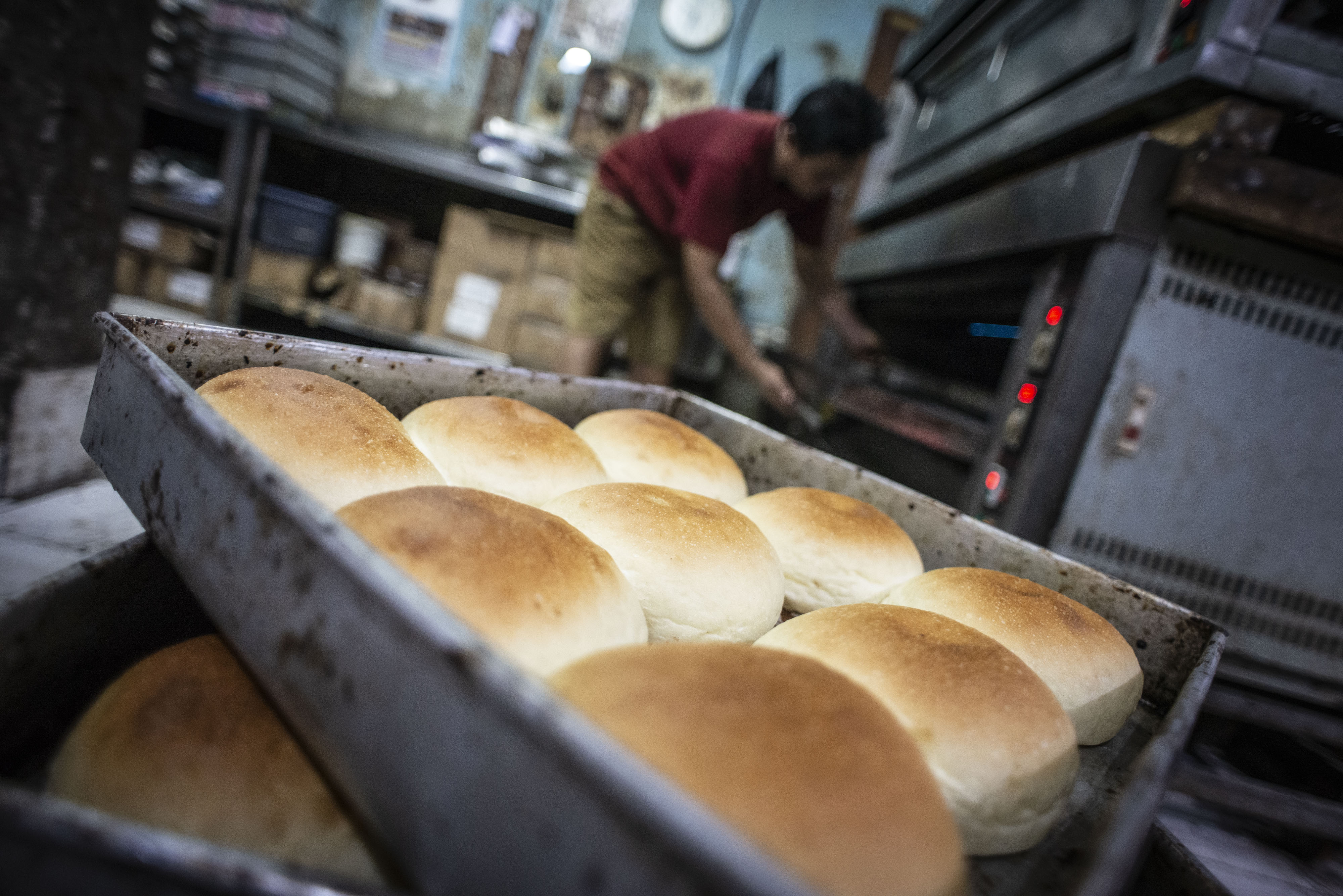 Ilustrasi pekerja memanggang adonan roti buatan rumahan.