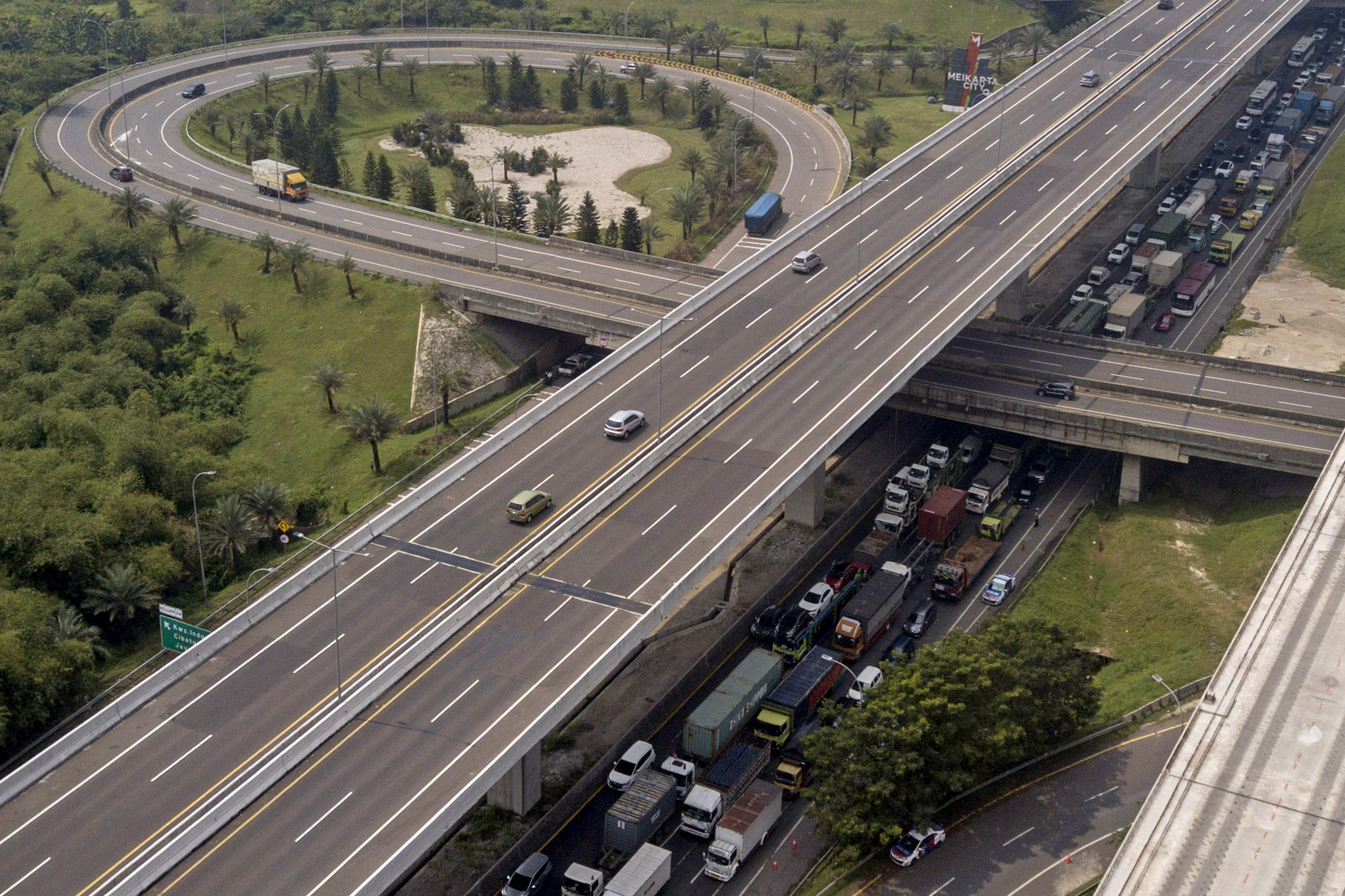 Kepadatan lalu lintas arus balik Km 34 B Tol Jakarta-Cikampek, Cikarang