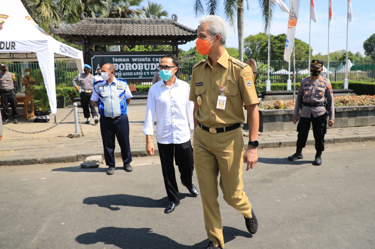 Gubernur Jawa Tengah Ganjar Pranowo meninjau tempat wisata Borobudur.