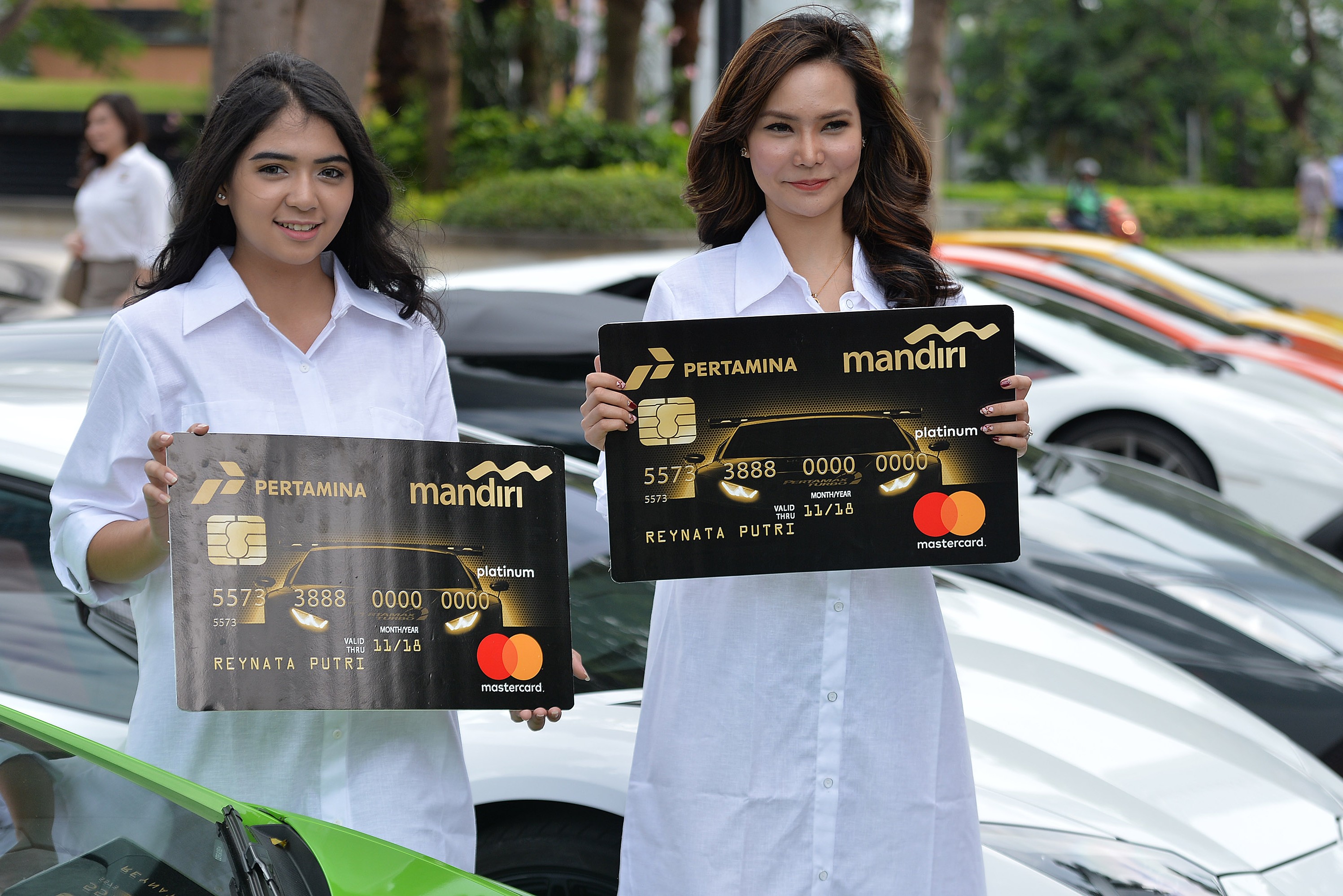 Dua model memegang contoh Mandiri kartu kredit Pertamina Mastercard ketika diluncurkan di Jakarta, beberapa waktu lalu.