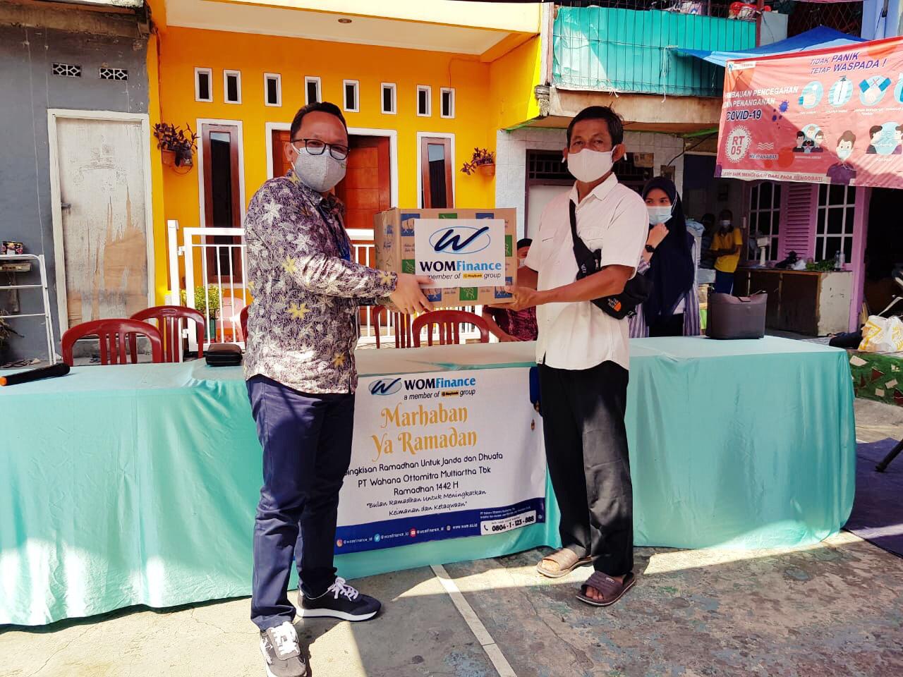 WOM Finance Bagikan Bingkisan Ramadan di 16 Kota