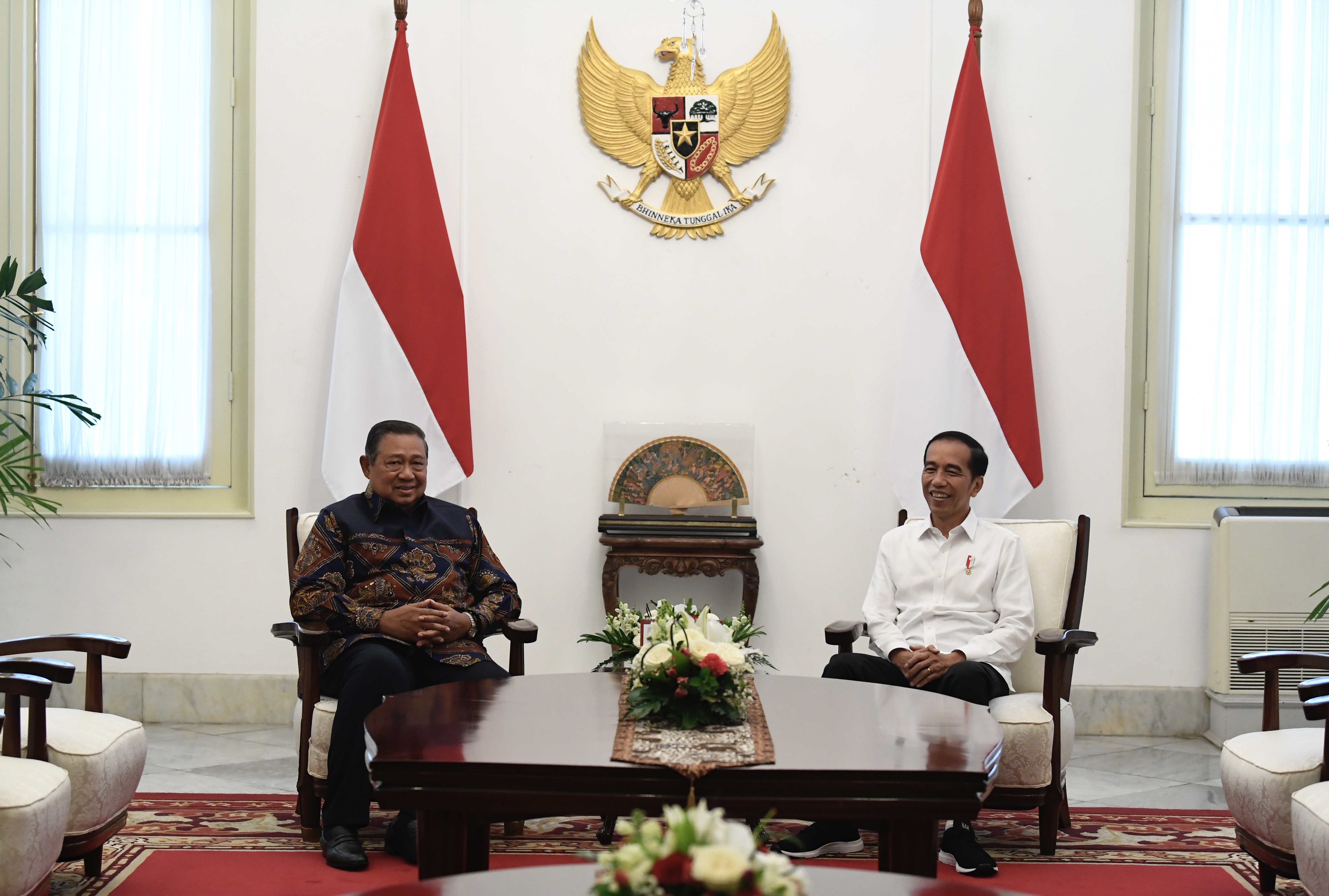 Presiden Joko Widodo (kanan) berbincang dengan mantan Presiden Susilo Bambang Yudhoyono dalam pertemuan di Istana Merdeka, 2019 lalu.