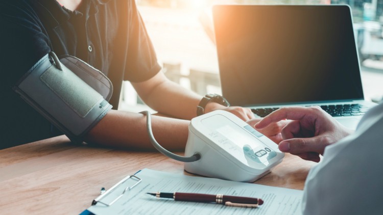 ilustrasi memeriksa tekanan darah