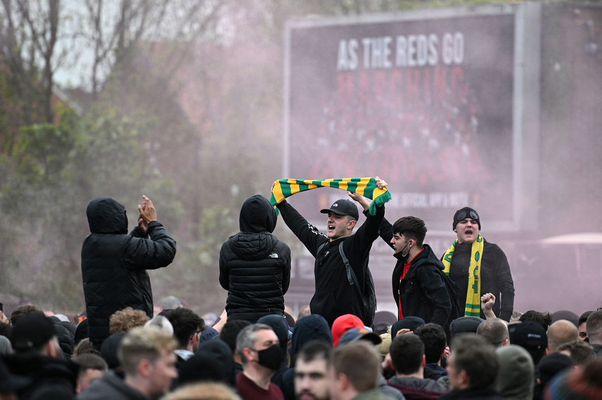 Pendukung Manchester United melakukan protes di sekitar Old Trafford jelang laga melawan Liverpool, Jumat (14/5) 