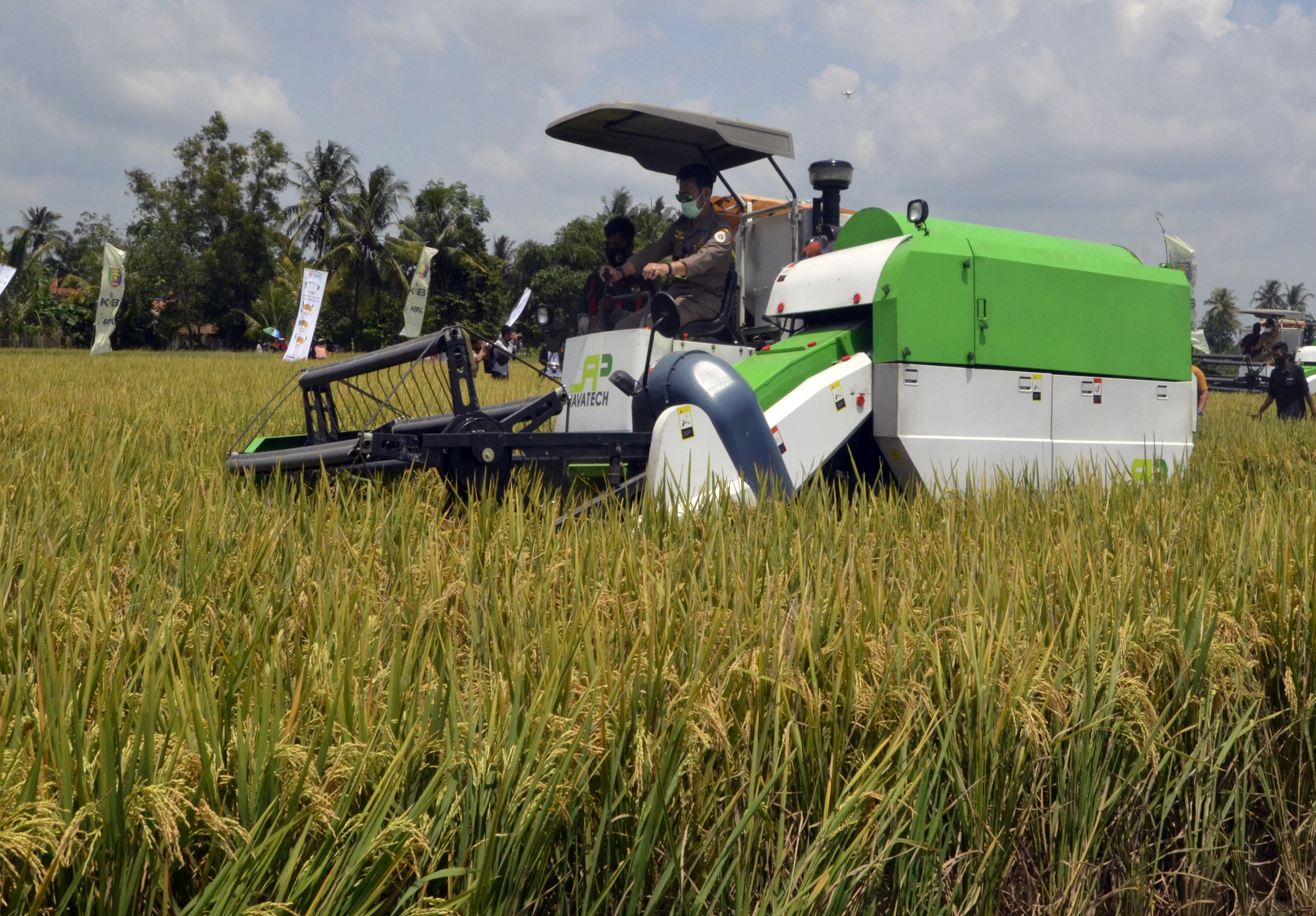 Menteri Pertanian, Syahrul Yasin Limpo mengoprasikan mesin pemotong padi saat panen raya di Desa Tempuran, Kec Trimurjo, Lampung Tengah