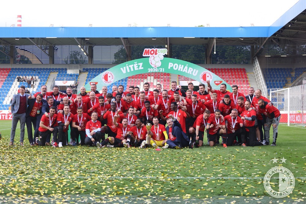 Para pemain dan staf Slavia Praha merayakan keberhasilan mereka menjadi juara Piala Rep Ceko.