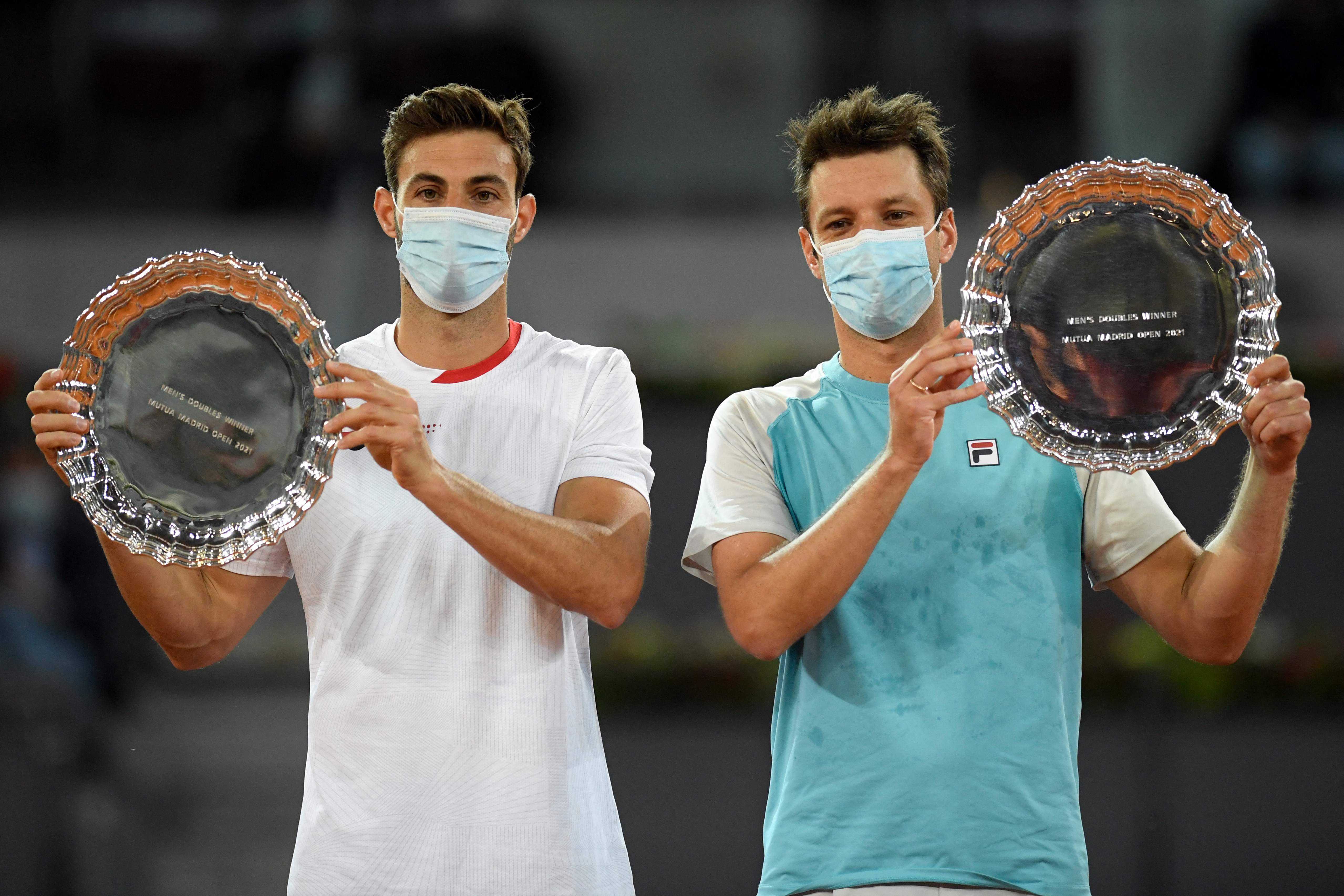 Ganda putra Marcel Granollers (kiri) dan Horacio Zeballos mengangkat trofi usai menjadi juara Madrid Terbuka.