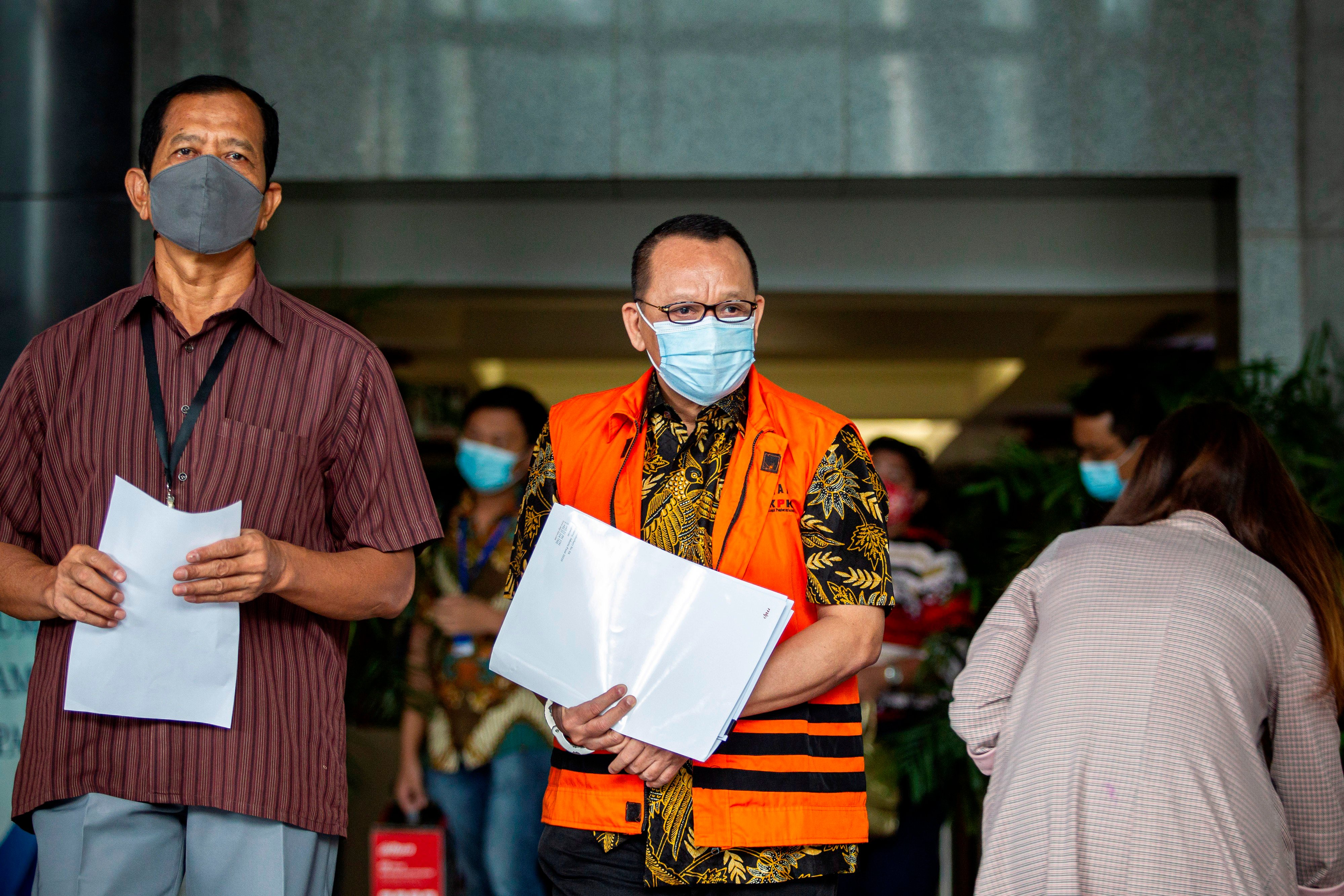 Tersangka mantan Sekretaris Mahkamah Agung Nurhadi (tengah) usai menjalani pemeriksaan di Gedung Merah Putih KPK beberapa waktu lalu.