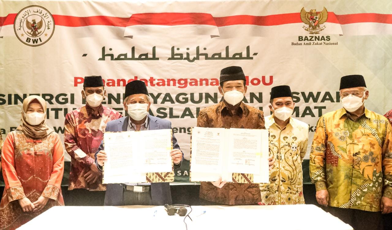 Penandatanganan MoU oleh Ketua BWI, Prof. Dr. Ir. H. Mohammad Nuh, DEA, dan Ketua  BAZNAS, Prof. Dr. KH. Noor Achmad, MA di Jakarta. 