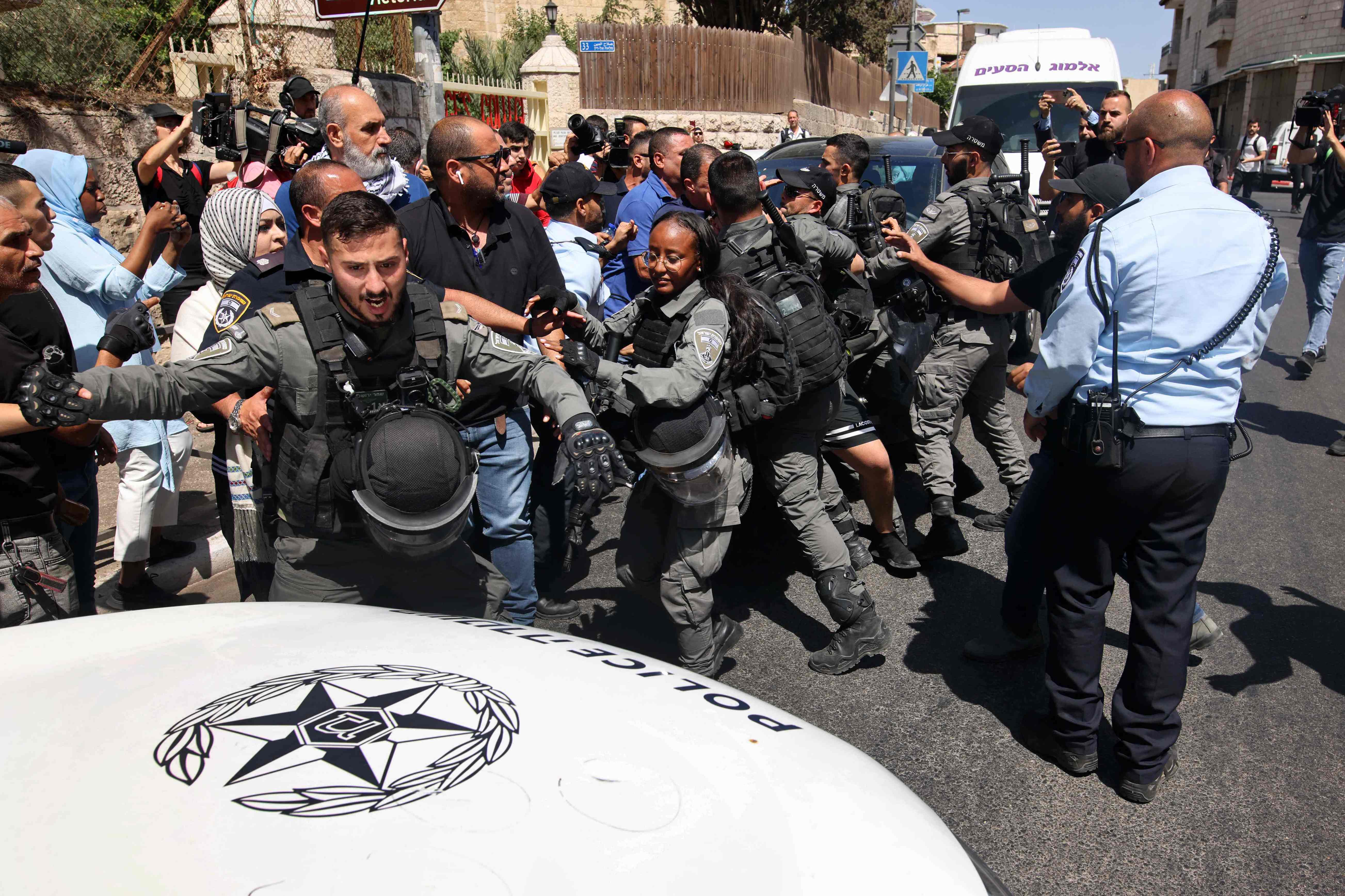 Demonstran Palestina memprotes rencana pengusiran keluarga Palestina dari rumah-rumah di distrik Silwan di sektor timur, Rabu (26/5).