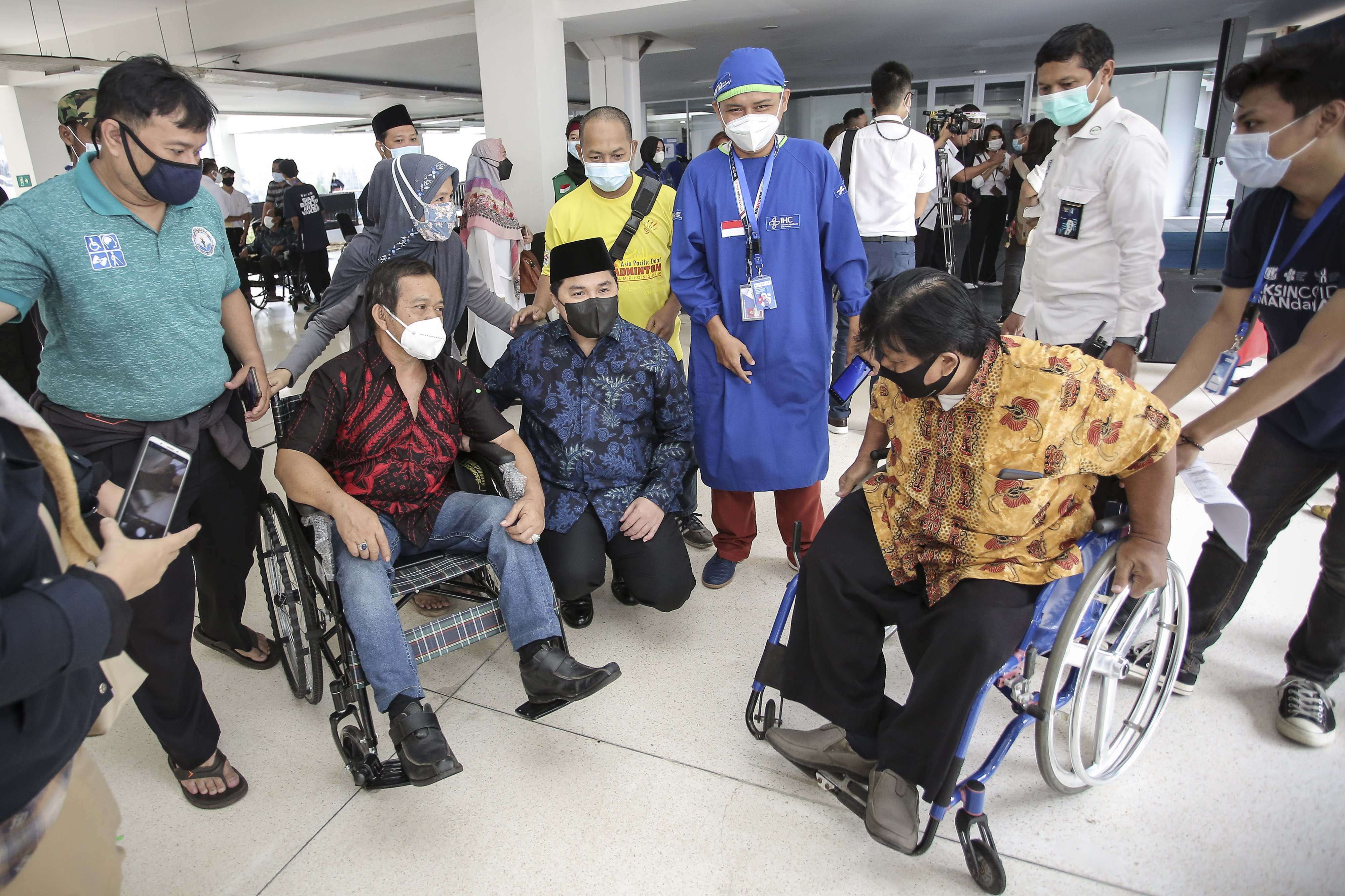  Menteri BUMN Erick Thohir menyapa warga difabel saat meninjau Sentra Vaksinasi Covid-19 Bersama di Jakarta, Kamis (11/3/2021)