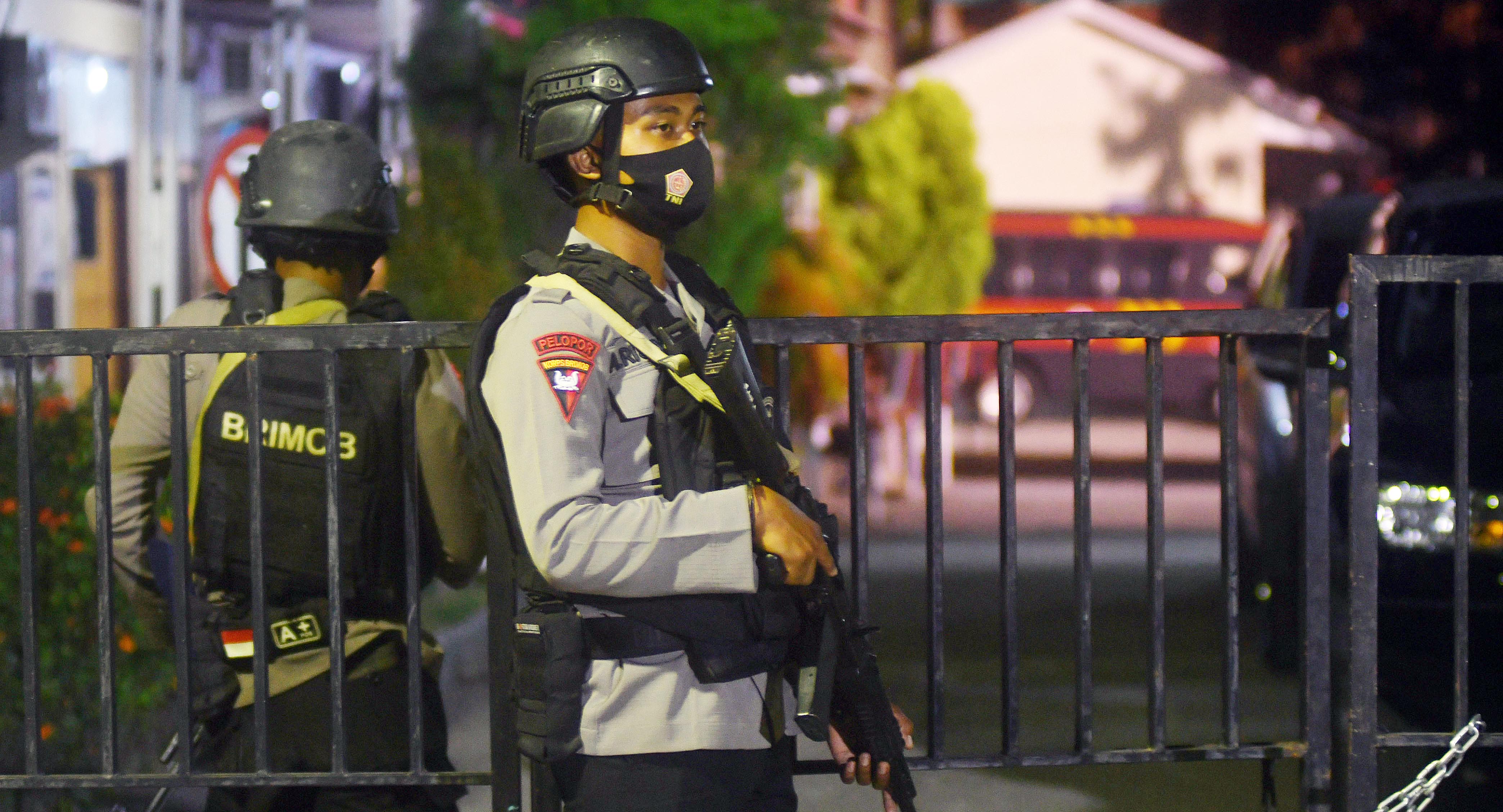 Polisi berjaga di sekitar kamar jenazah RSBhayangkara, Palu, Sulawesi Tengah, Rabu (3/3/2021), setelah anggota Brimob ditembak oleh MIT.