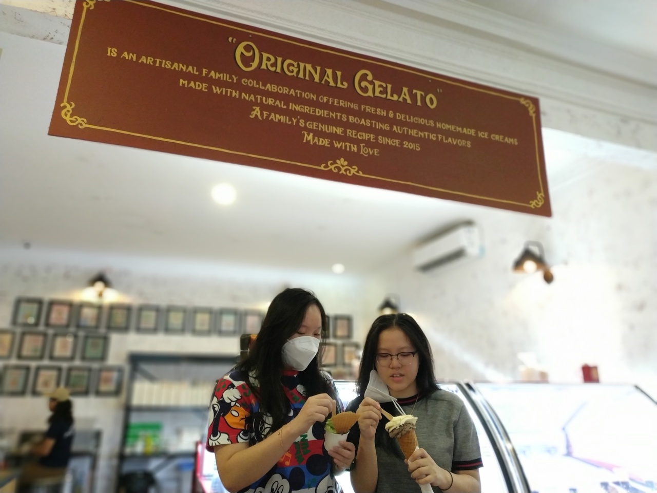 Konsumen mencicipi es krim The Original Gelato 