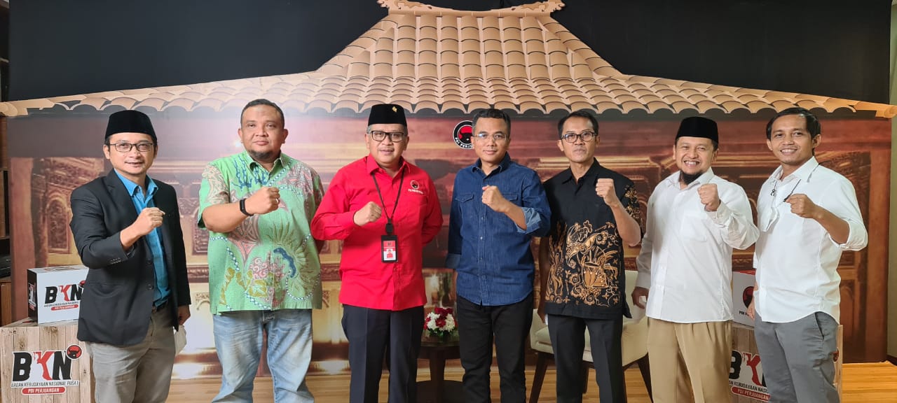 Sekjen parpol pendukung Jokowi-Ma'ruf Amin. 