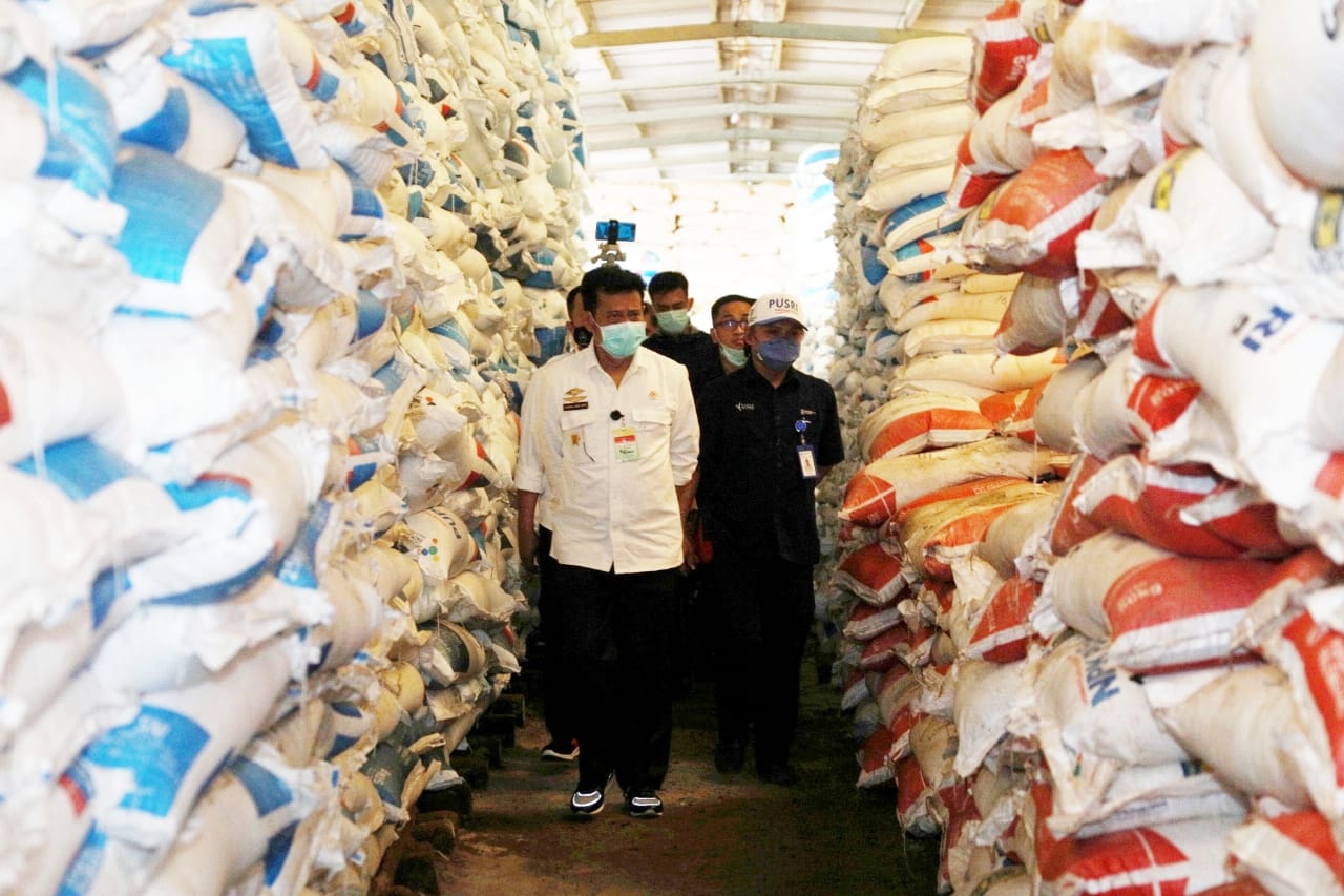 Menteri Pertanian Syahrul Yasin Limpo saat mengecek gudang pupuk di Kalimantan Selatan tahun 2020.