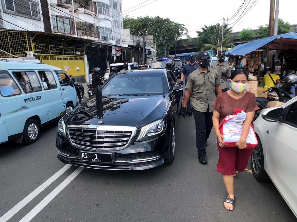 Presiden saat membagikan paket sembako di kawasan Cideng, Jakarta.