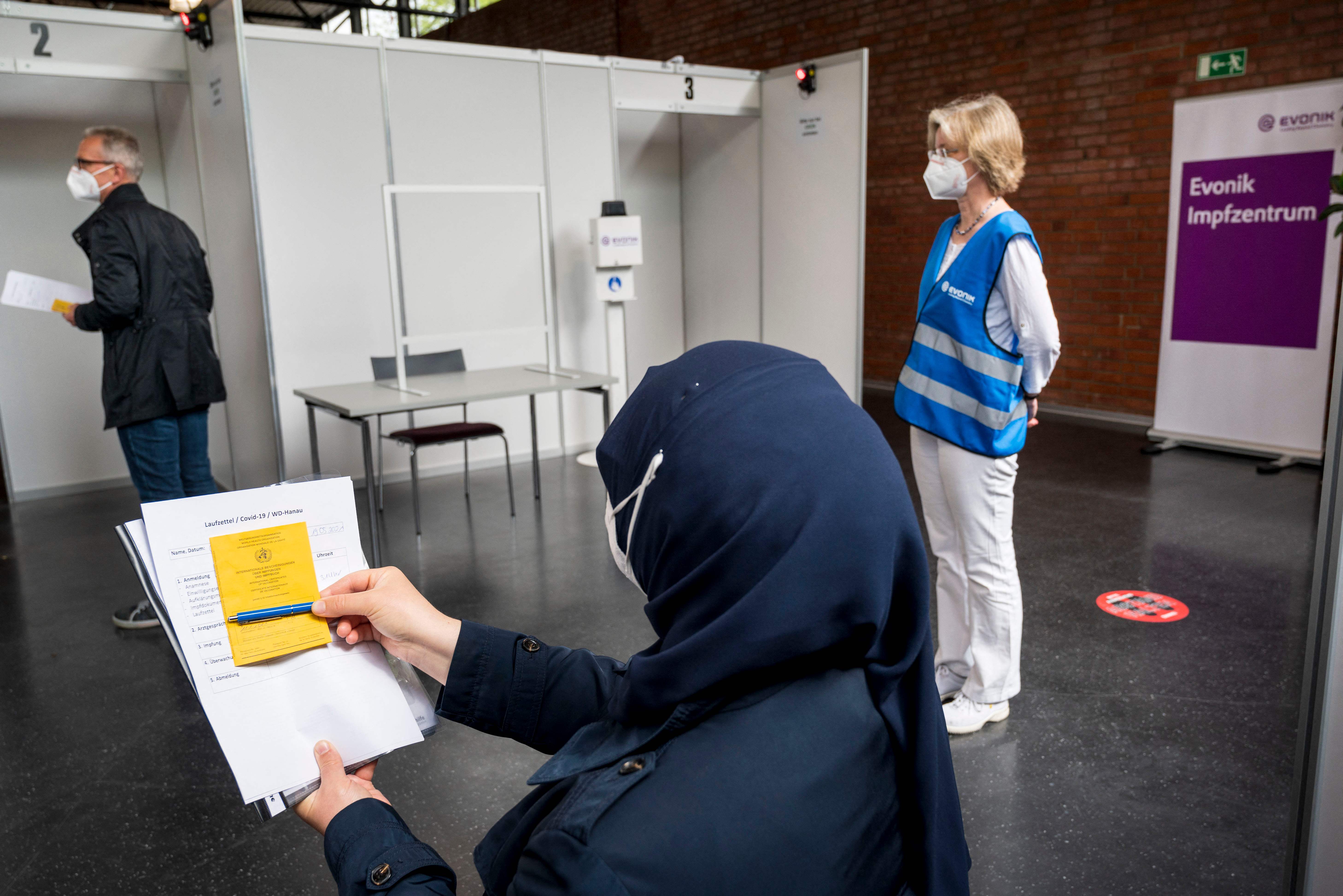 Kegiatan vaksinasi Covid-19 dengan vaksin Pfizer Biontech di Hanau, Jerman, Rabu (19/5/2021). 