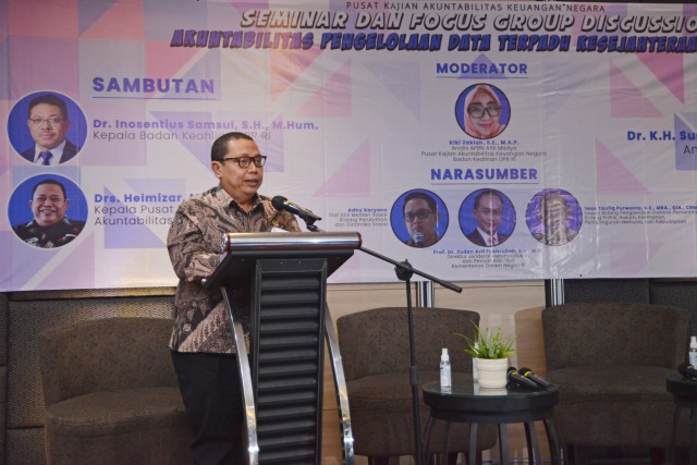 Kepala Pusat Kajian Akuntabiltas Keuangan Negara (PKAKN) Helmizar dalam FGD diselenggarakan oleh PKAKN Badan Keahlian, Sekjen DPR RI.