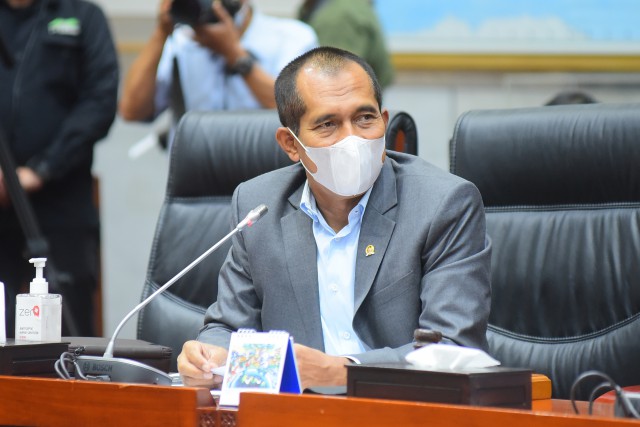 Wakil Ketua Komisi I DPR Abdul Kharis Almasyhari saat memimpin rapat di Gedung DPR RI, Senayan, Jakarta.