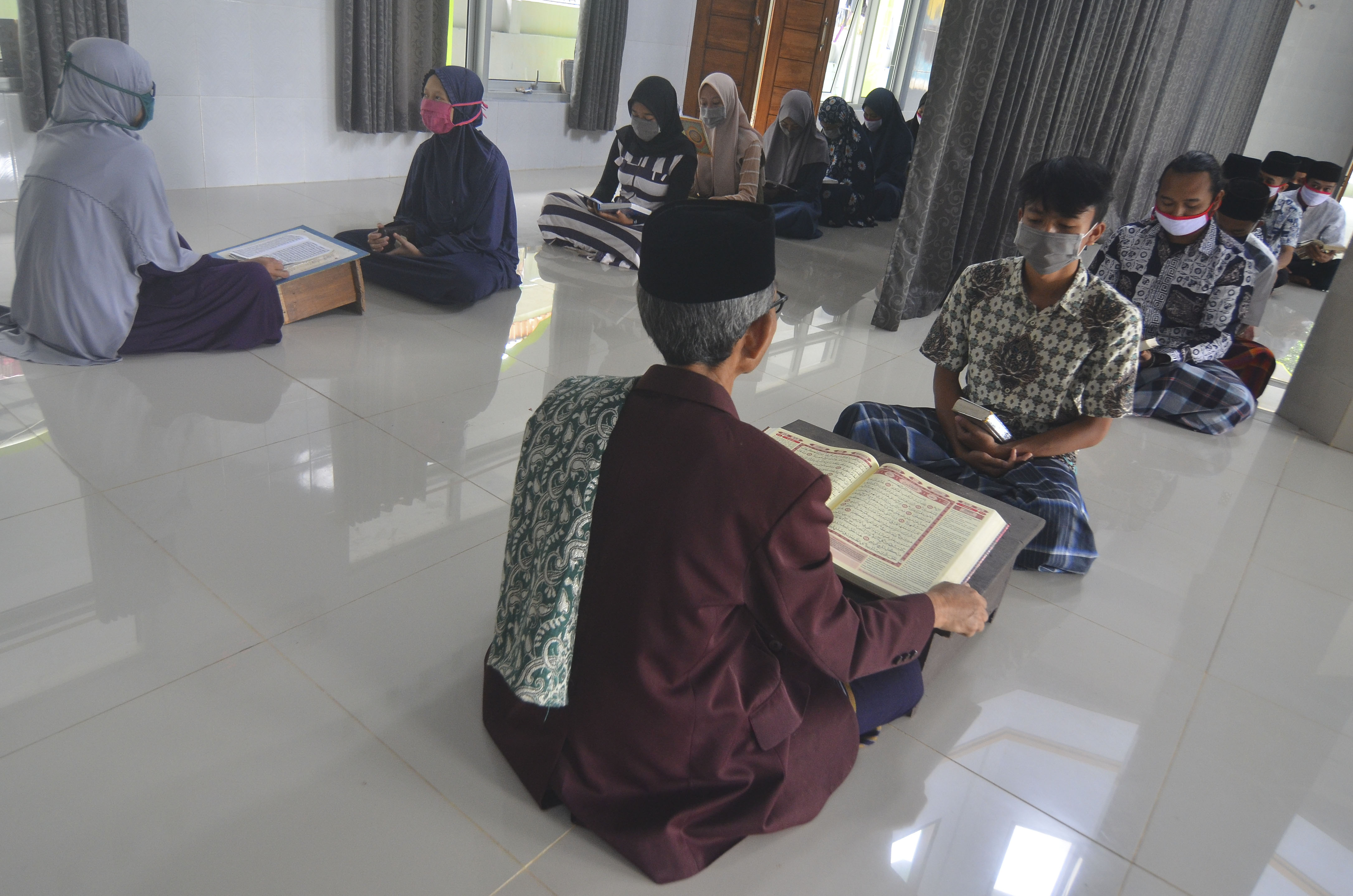  Sejumlah santri kalong mengikuti Program Satu Desa Satu Hafidz (Sadesha) di Masjid DKM Baiturrahim, Desa Rajadatu, Kecamatan Cineam, Kabupa