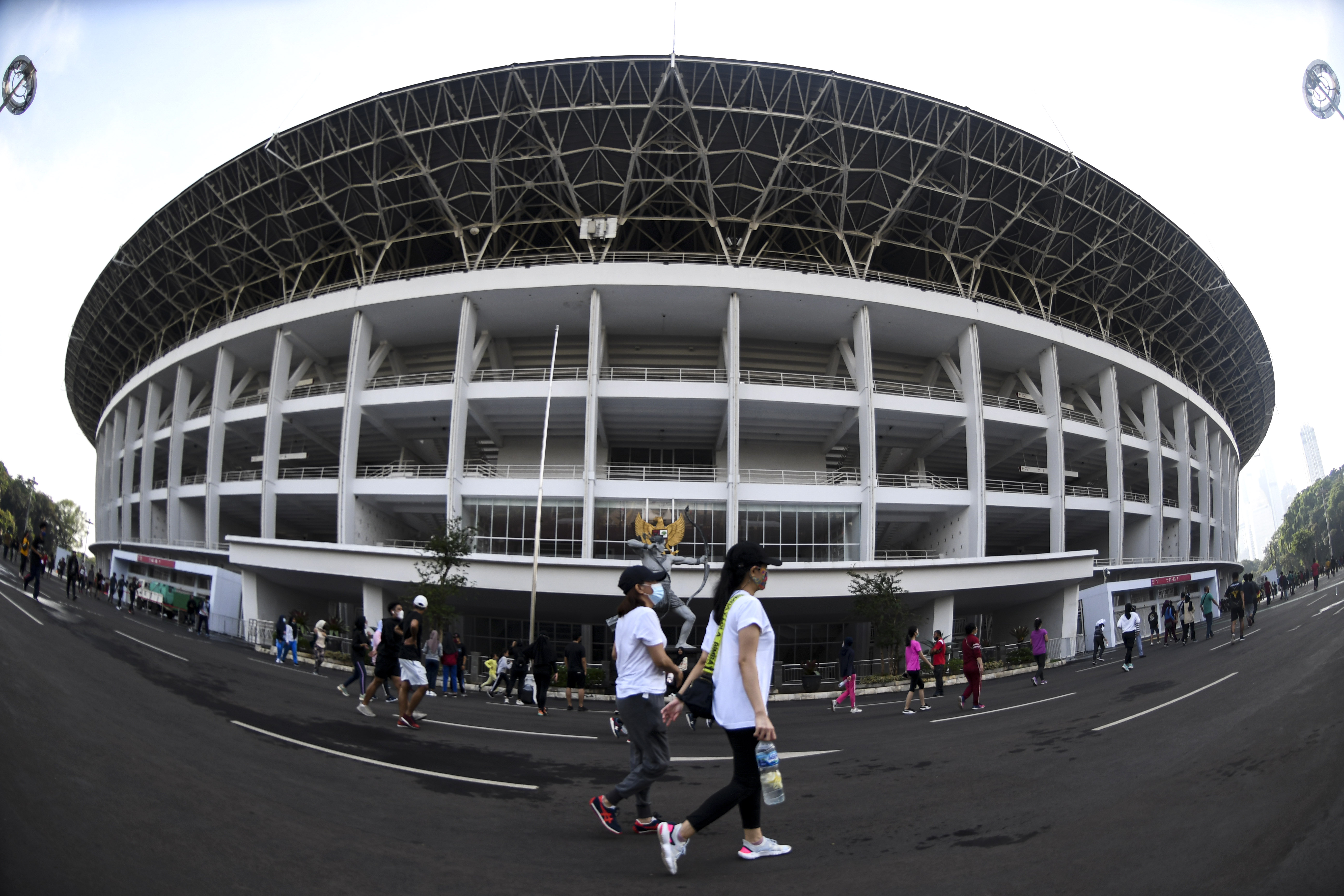 Sejumlah warga berolahraga di bagian luar Stadion Utama, Kompleks Gelora Bung Karno (GBK), Jakarta.