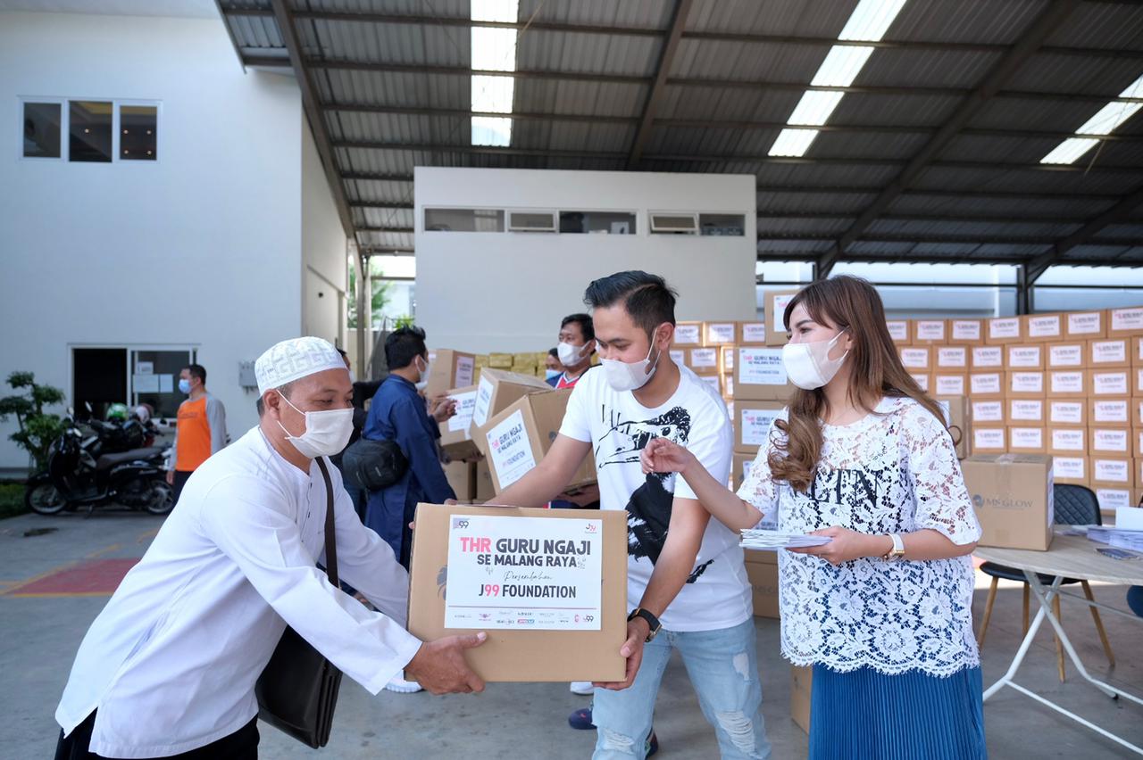 Pembagian THR untuk para guru ngaji di kota Malang.
