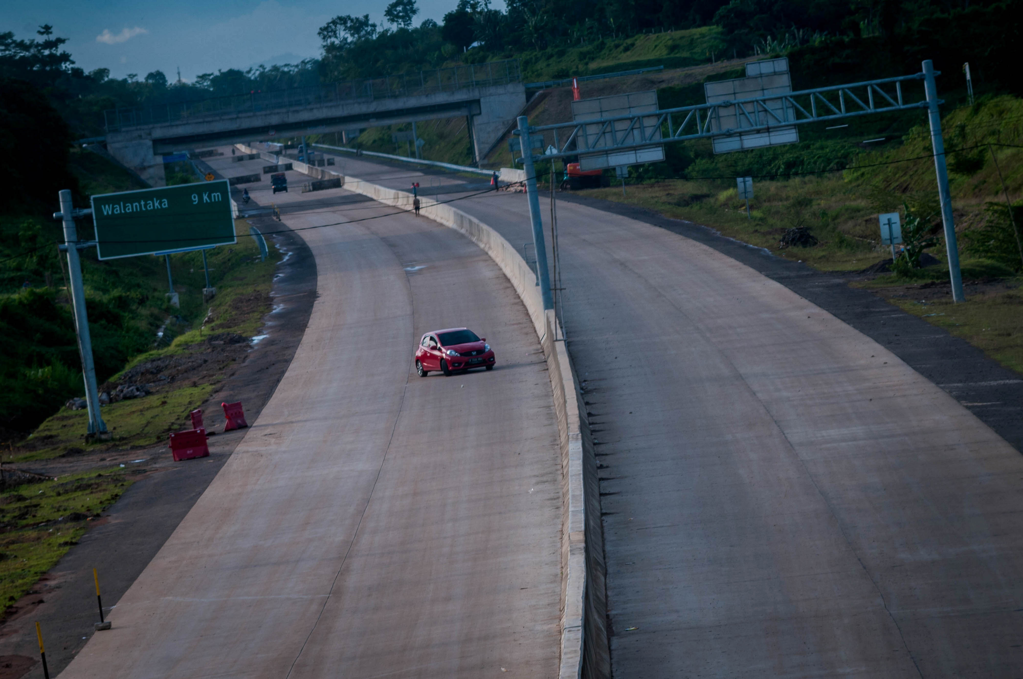 Warga mengendarai mobil melintasi Tol Serang-Rangkasbitung di Kabupaten Serang, Banten.