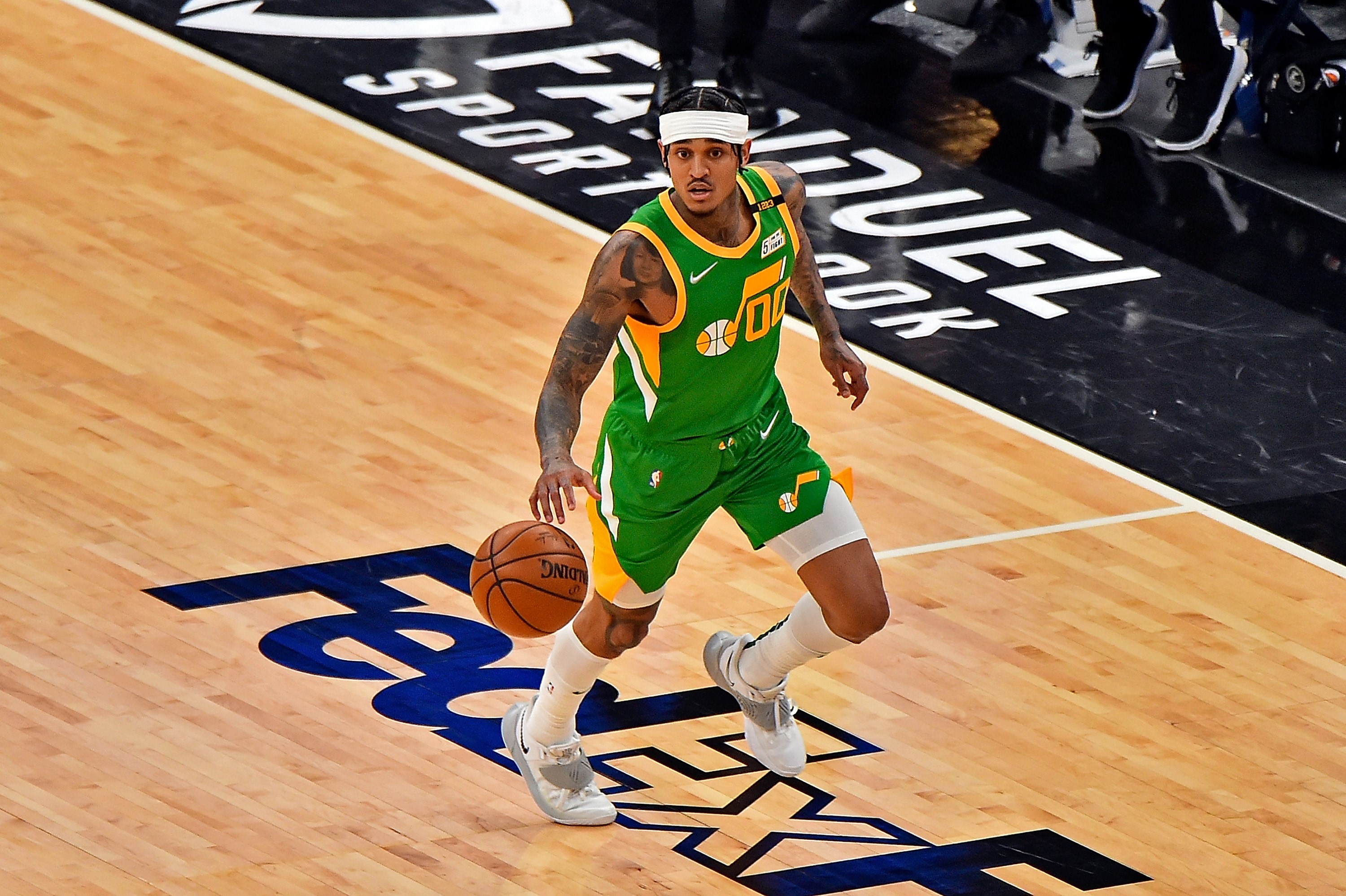 Aksi pemain Utah Jazz, Jordan Clarkson, saat menggiring bola.   
