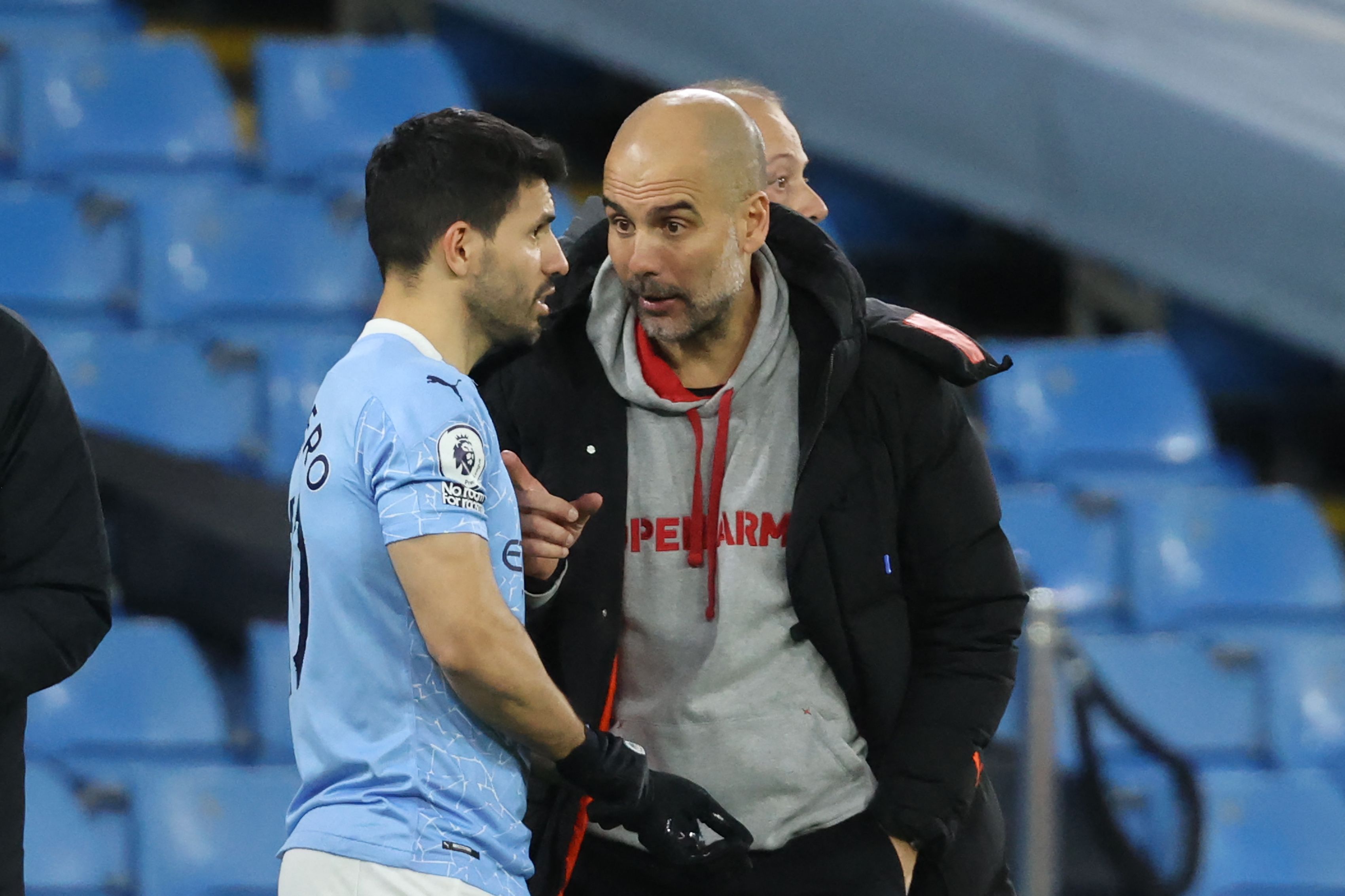 Pelatih Manchester City Pep Guardiola (kanan) berbincang dengan Sergio Aguero
