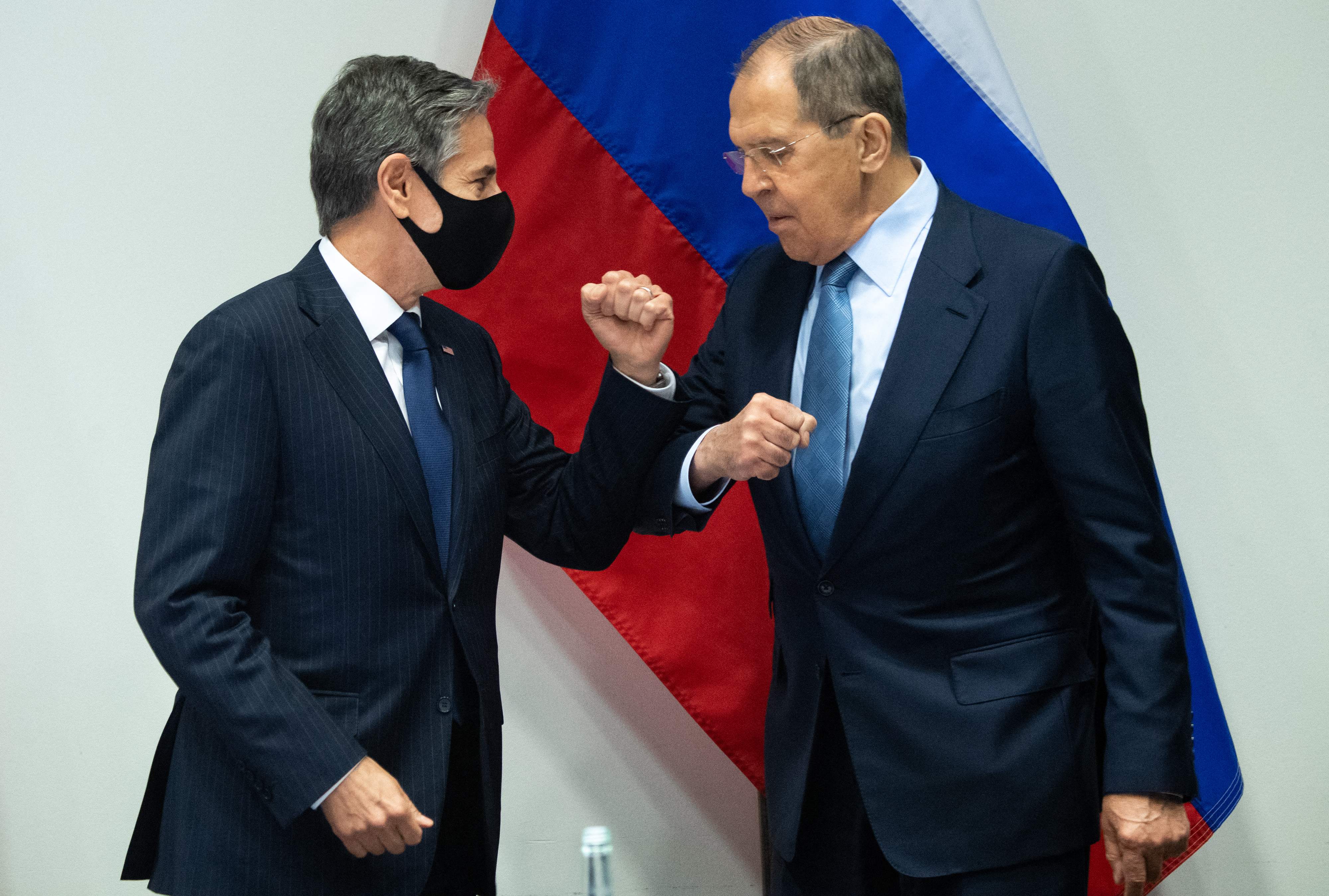 Menlu AS Antony Blinken (kiri) menyapa Menlu Rusia Sergey Lavrov saat bertemu di Reykjavik, Islandia.